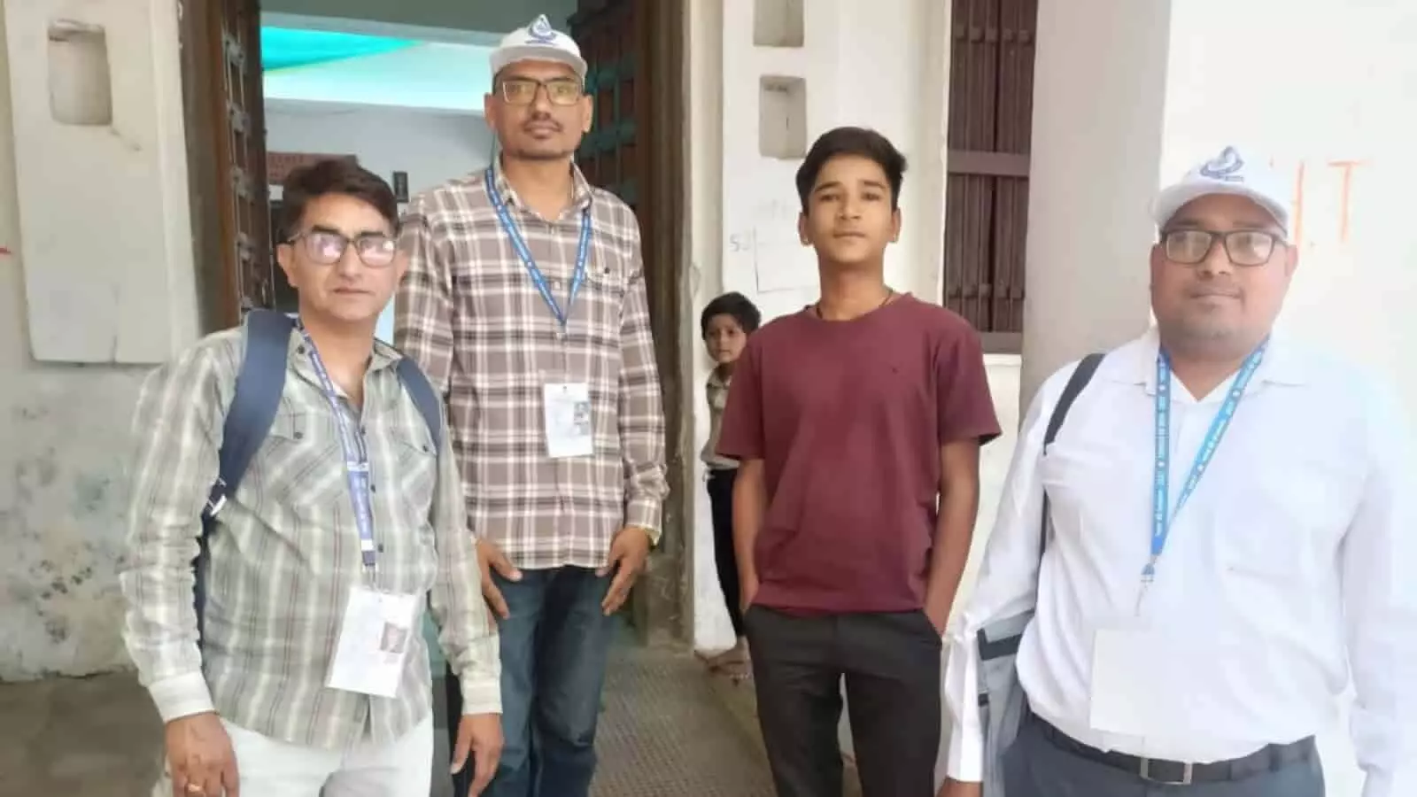 लावा सरदारगढ़ में सेटेलाइट नजरी नक्शे के साथ खड़े सुपरवाइजर और प्रगणक मकान सूचीकरण प्रशिक्षण के दौरान। लावा सरदारगढ़ में सेटेलाइट नजरी नक्शे के साथ खड़े सुपरवाइजर और प्रगणक मकान सूचीकरण प्रशिक्षण के दौरान।