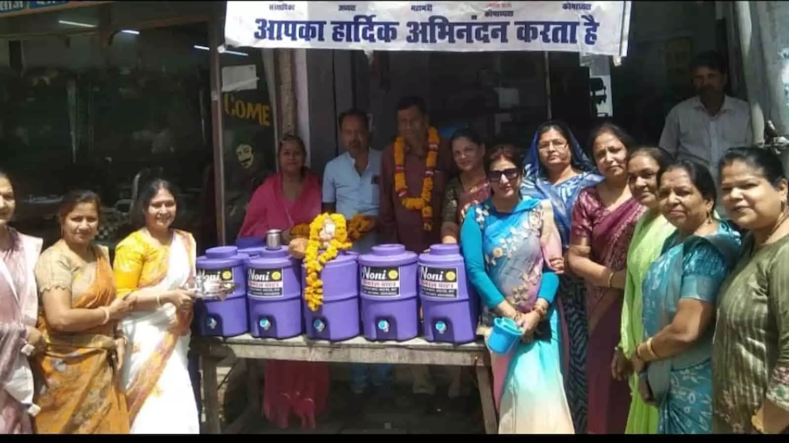 बारां के प्रताप चौक पर जलमंदिर प्याऊ के उद्घाटन के दौरान उपस्थित महिलाएं और पुरुष। बारां के प्रताप चौक पर जलमंदिर प्याऊ के उद्घाटन के दौरान उपस्थित महिलाएं और पुरुष।