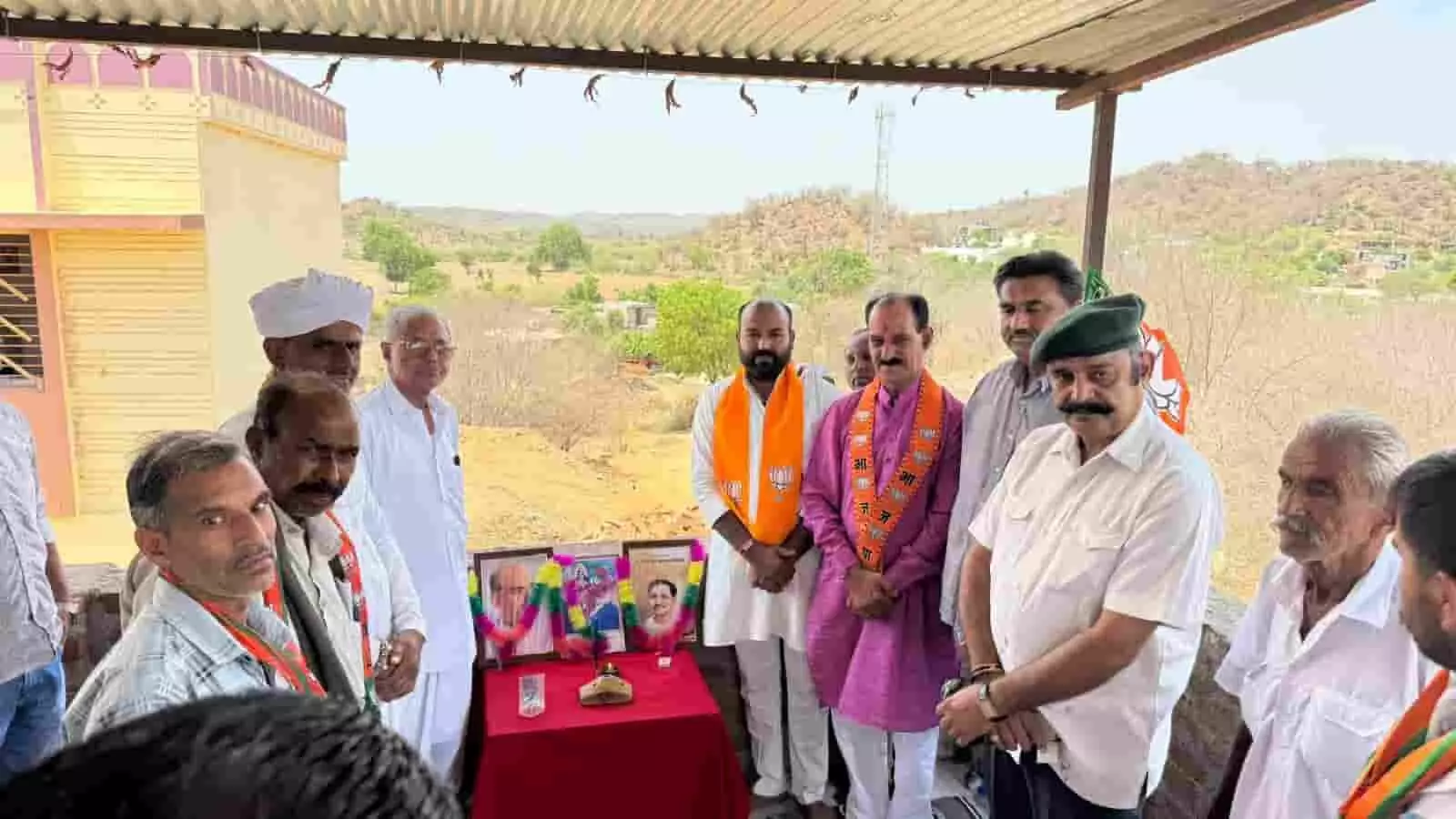 पादर के मंदिर प्रांगण में भाजपा भटाणा मंडल की संगठनात्मक बैठक में उपस्थित नेता और कार्यकर्ता।