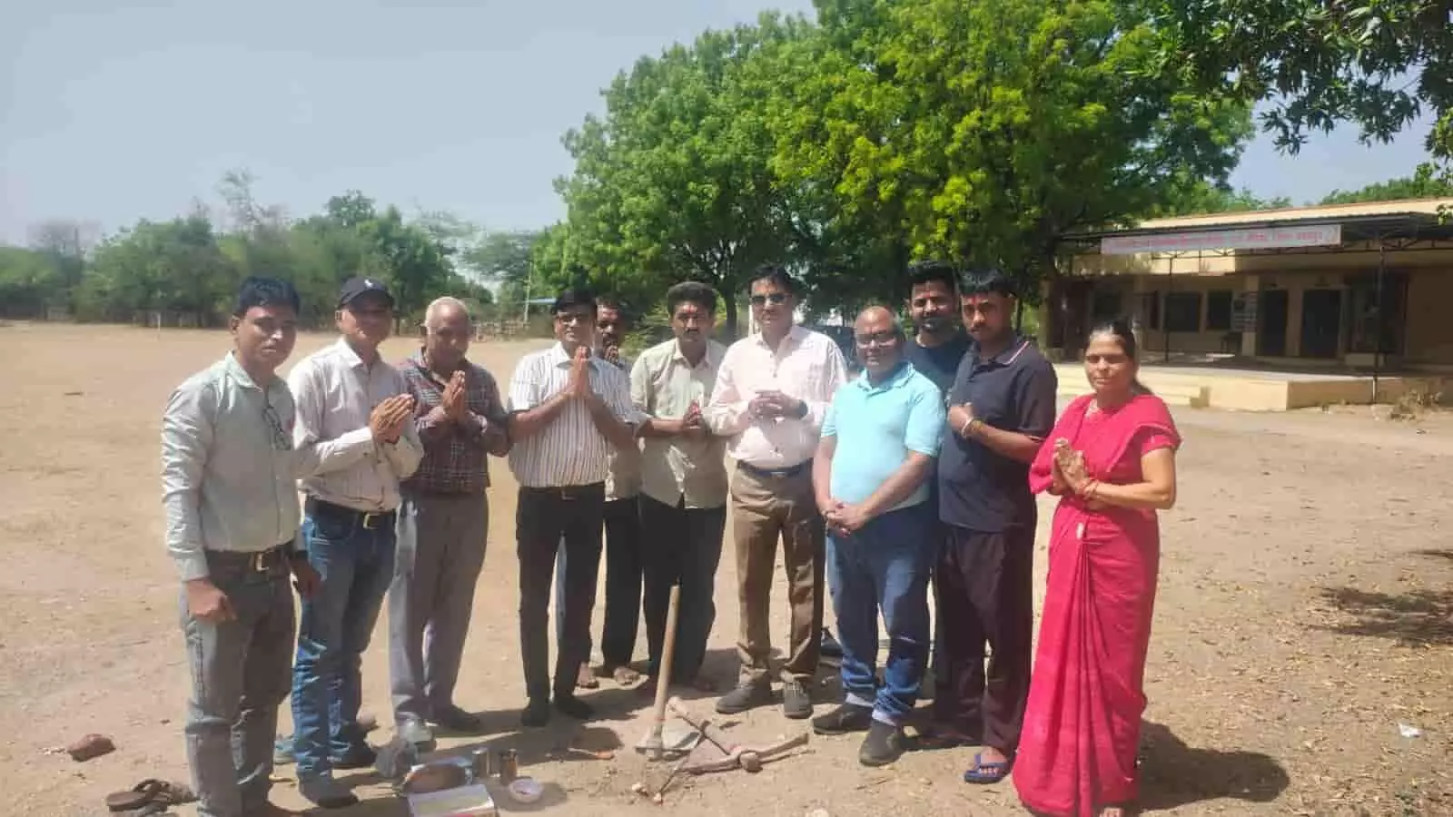 राजकीय उच्च माध्यमिक विद्यालय खेरोदा में डोम निर्माण के लिए भूमि पूजन करते हुए अतिथि और विद्यालय स्टाफ। राजकीय उच्च माध्यमिक विद्यालय खेरोदा में डोम निर्माण के लिए भूमि पूजन करते हुए अतिथि और विद्यालय स्टाफ।