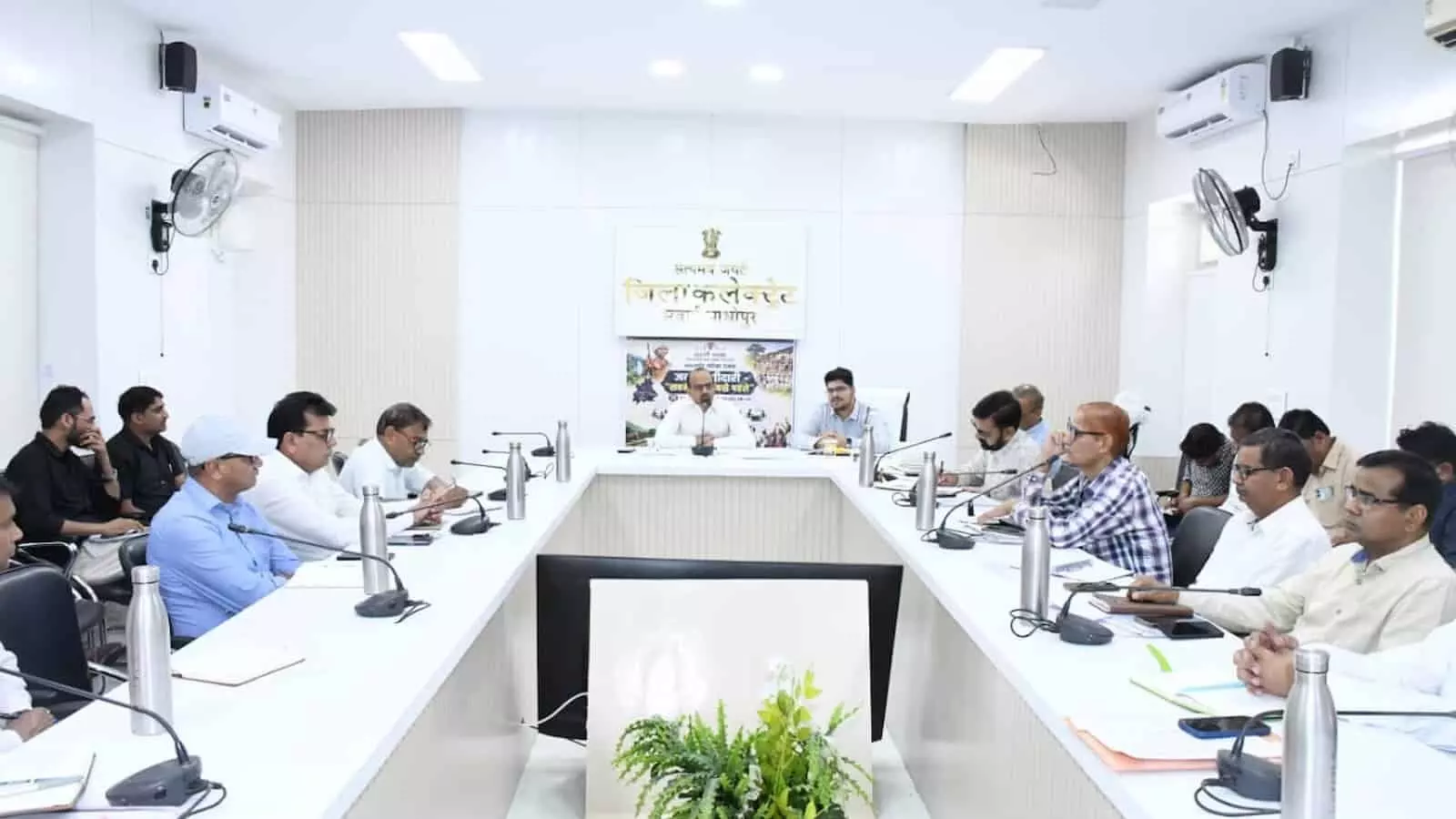 सवाई माधोपुर कलक्ट्रेट सभागार में जिला कलक्टर की अध्यक्षता में बैठक करते अधिकारी।