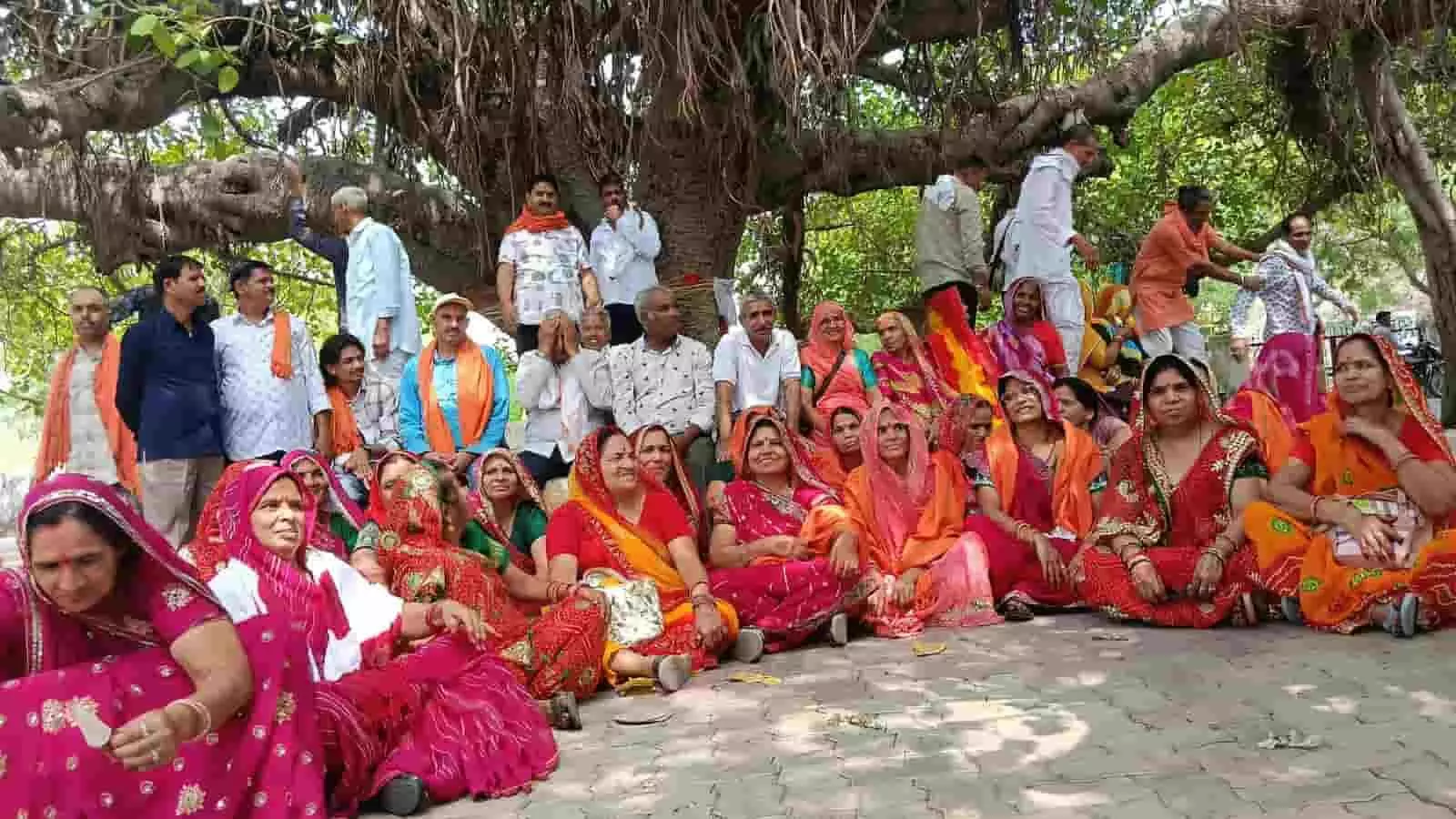 कानोड की नृसिंह वाटिका में उत्तराखंड यात्रा पर जाने वाले श्रद्धालुओं का समूह सामूहिक फोटो के लिए बैठा हुआ। कानोड की नृसिंह वाटिका में उत्तराखंड यात्रा पर जाने वाले श्रद्धालुओं का समूह सामूहिक फोटो के लिए बैठा हुआ।