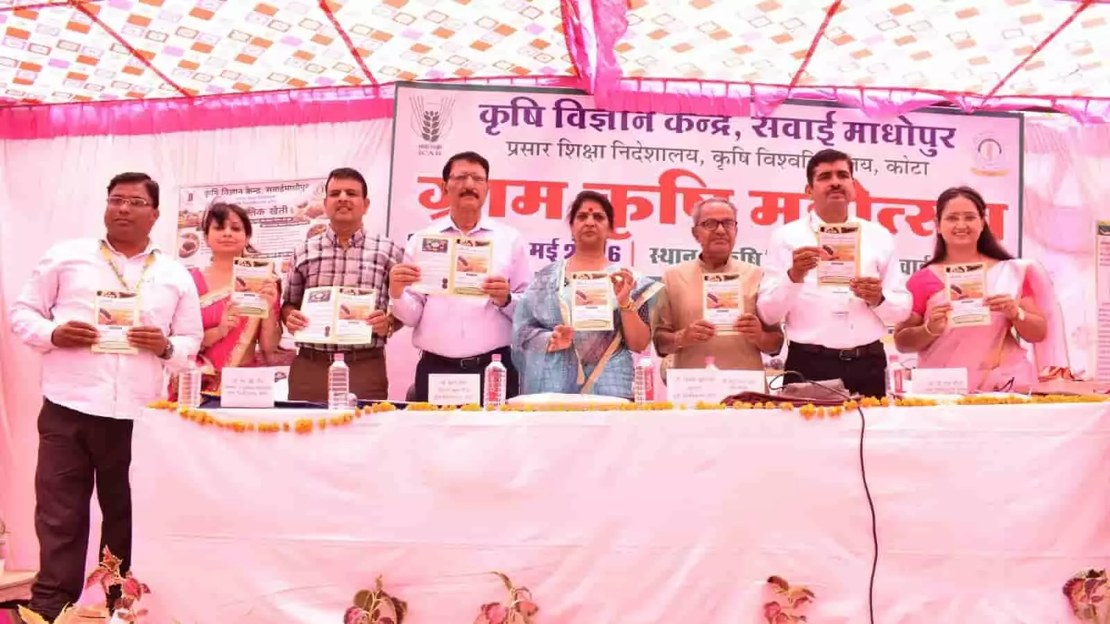 सवाई माधोपुर के कृषि महोत्सव में अतिथि मंच पर कृषि निर्देशिका फोल्डर लॉन्च करते हुए।