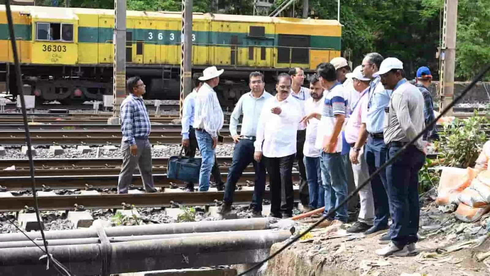रेलवे ट्रैक के पास खड़े होकर नाले की सफाई का निरीक्षण करते प्रभाकर शिंदे और प्रशासनिक अधिकारी। रेलवे ट्रैक के पास खड़े होकर नाले की सफाई का निरीक्षण करते प्रभाकर शिंदे और प्रशासनिक अधिकारी।