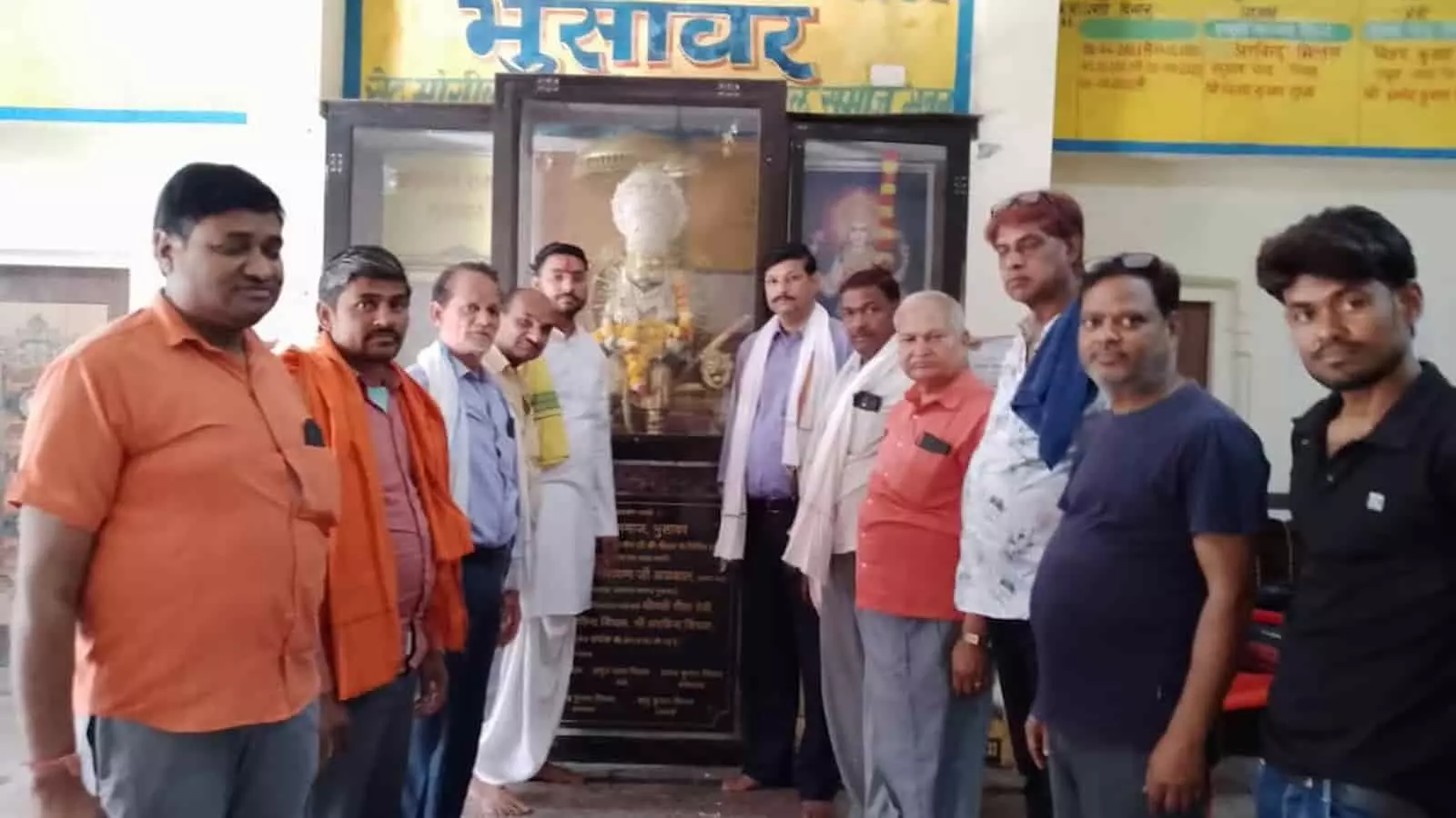 भुसावर के परशुराम मंदिर में प्रतिमा के सामने खड़े श्रद्धालु और आयोजन समिति के सदस्य समापन समारोह के दौरान। भुसावर के परशुराम मंदिर में प्रतिमा के सामने खड़े श्रद्धालु और आयोजन समिति के सदस्य समापन समारोह के दौरान।