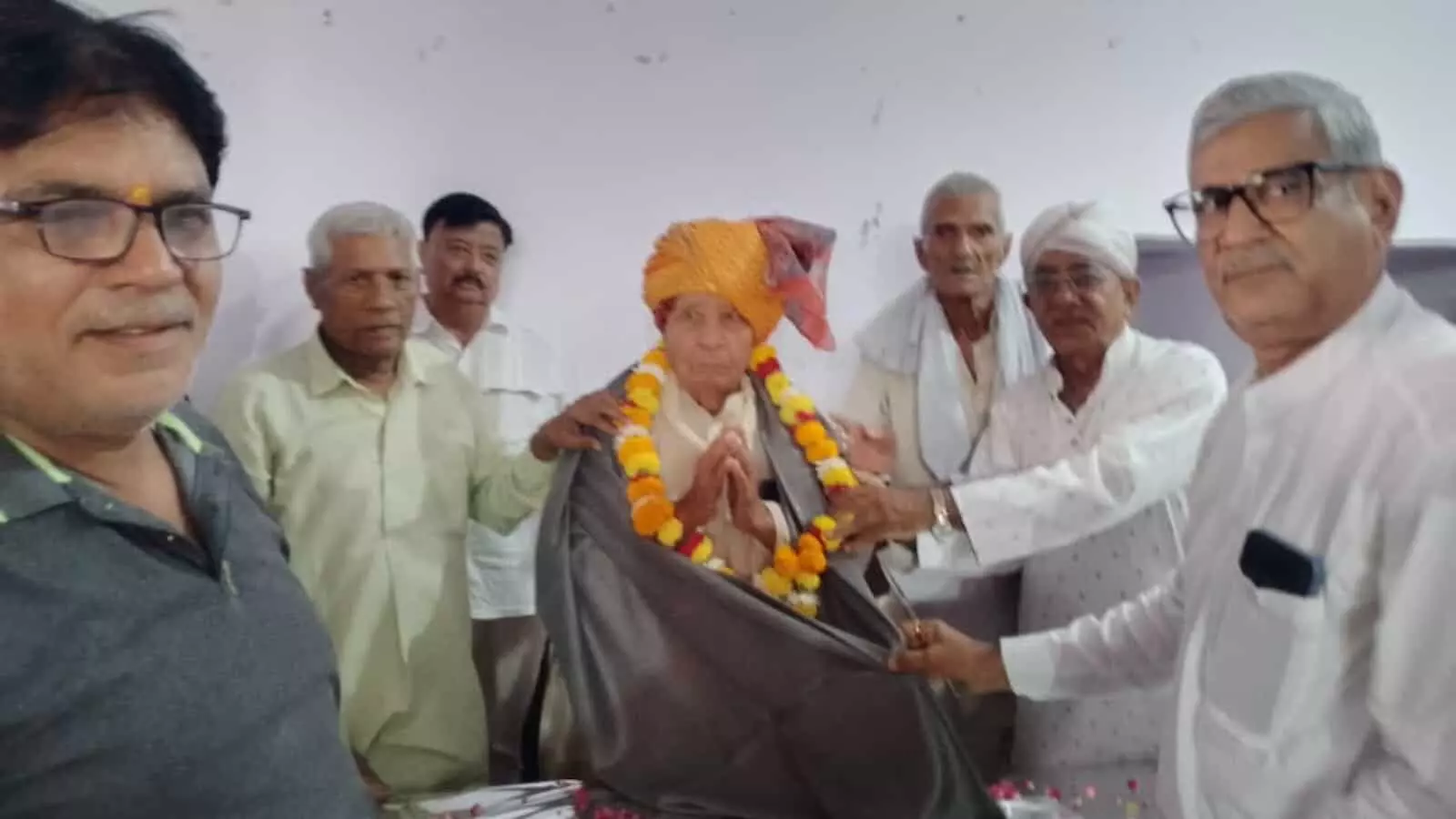 भुसावर की धर्मशाला में पूर्व सांसद पंडित रामकिशन का सम्मान करते हुए स्थानीय गणमान्य नागरिक। भुसावर की धर्मशाला में पूर्व सांसद पंडित रामकिशन का सम्मान करते हुए स्थानीय गणमान्य नागरिक।