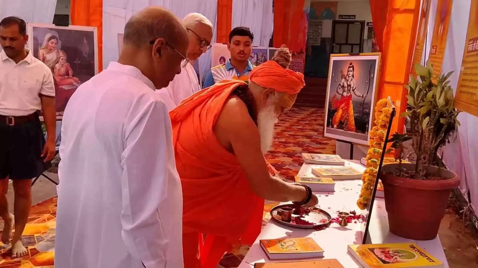 फतेहनगर में संघ शिक्षा वर्ग के उद्घाटन पर संत ज्ञानानंद महाराज और अन्य अतिथि प्रदर्शनी का अवलोकन करते हुए। फतेहनगर में संघ शिक्षा वर्ग के उद्घाटन पर संत ज्ञानानंद महाराज और अन्य अतिथि प्रदर्शनी का अवलोकन करते हुए।