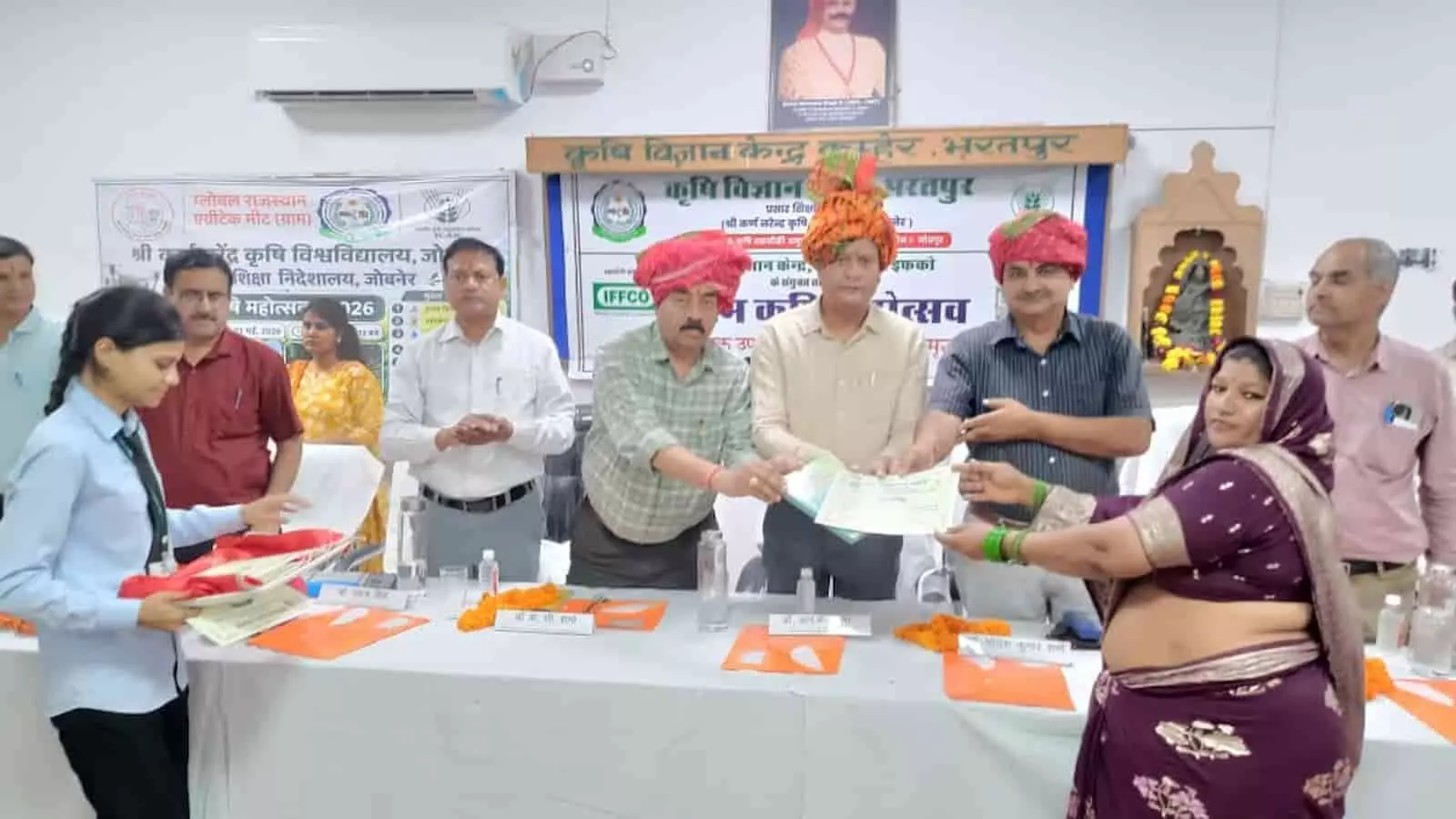 कुम्हेर कृषि विज्ञान केंद्र में आयोजित ग्राम कृषि महोत्सव के मंच पर अतिथियों द्वारा कृषक महिला को प्रशस्ति पत्र सौंपने का दृश्य। कुम्हेर कृषि विज्ञान केंद्र में आयोजित ग्राम कृषि महोत्सव के मंच पर अतिथियों द्वारा कृषक महिला को प्रशस्ति पत्र सौंपने का दृश्य।