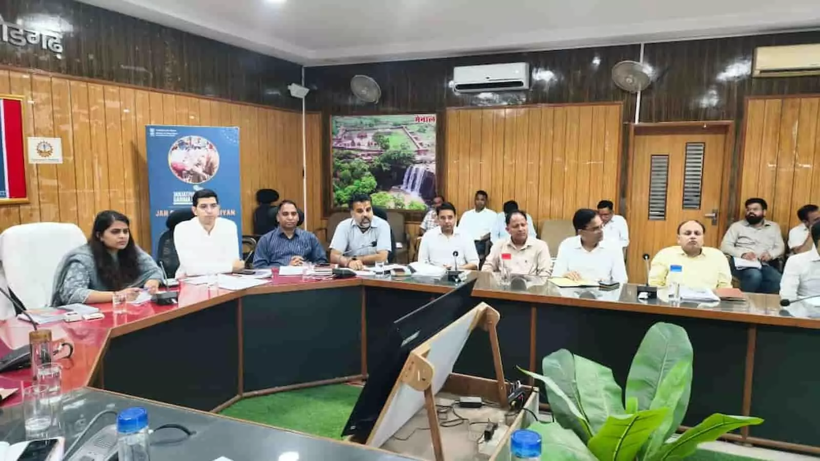 चित्तौड़गढ़ जिला परिषद सभागार की बैठक में जिला कलक्टर डॉ. मंजू अधिकारियों के साथ जनभागीदारी अभियान की समीक्षा कर रही हैं। चित्तौड़गढ़ जिला परिषद सभागार की बैठक में जिला कलक्टर डॉ. मंजू अधिकारियों के साथ जनभागीदारी अभियान की समीक्षा कर रही हैं।