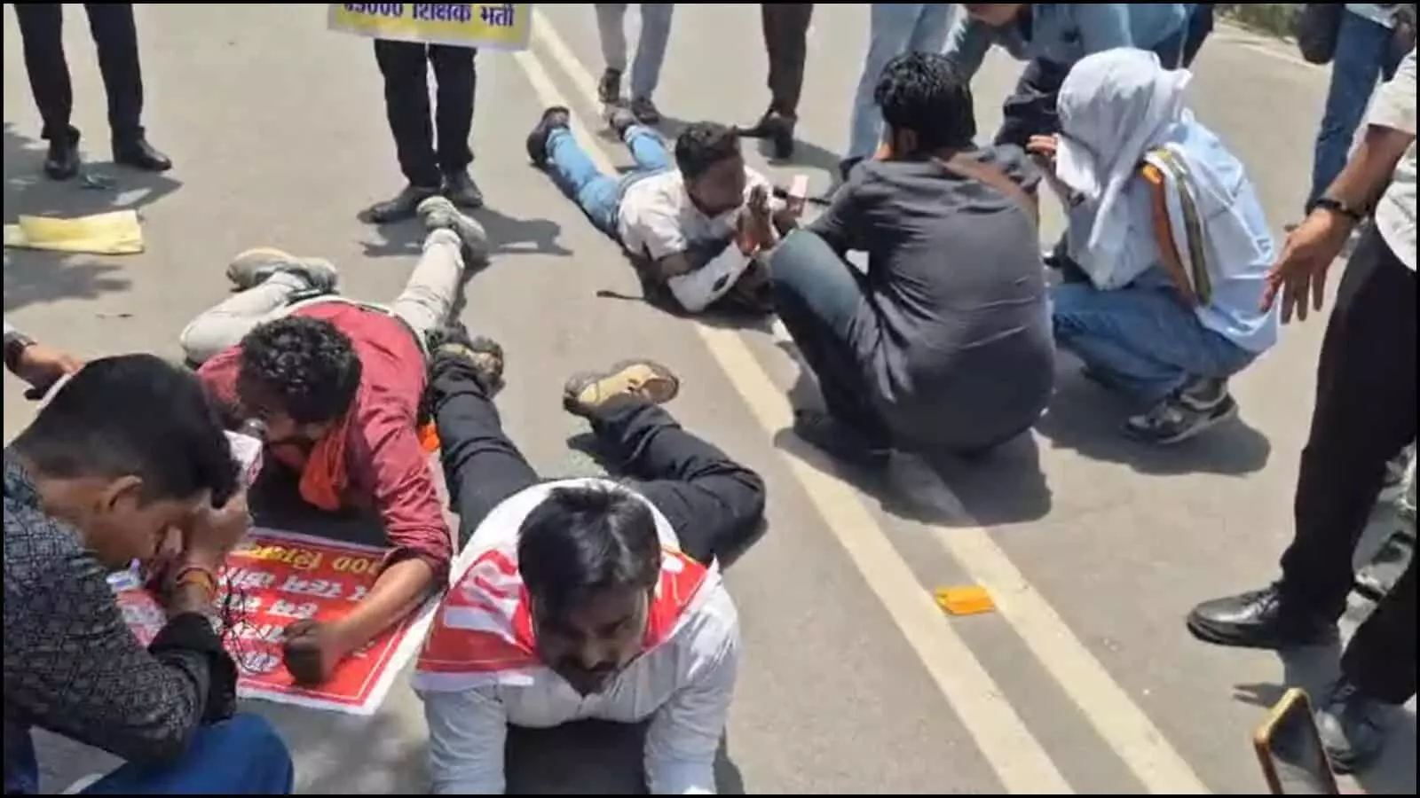 लखनऊ की सड़क पर पेट के बल रेंगकर प्रदर्शन करते शिक्षक भर्ती के अभ्यर्थी। लखनऊ की सड़क पर पेट के बल रेंगकर प्रदर्शन करते शिक्षक भर्ती के अभ्यर्थी।