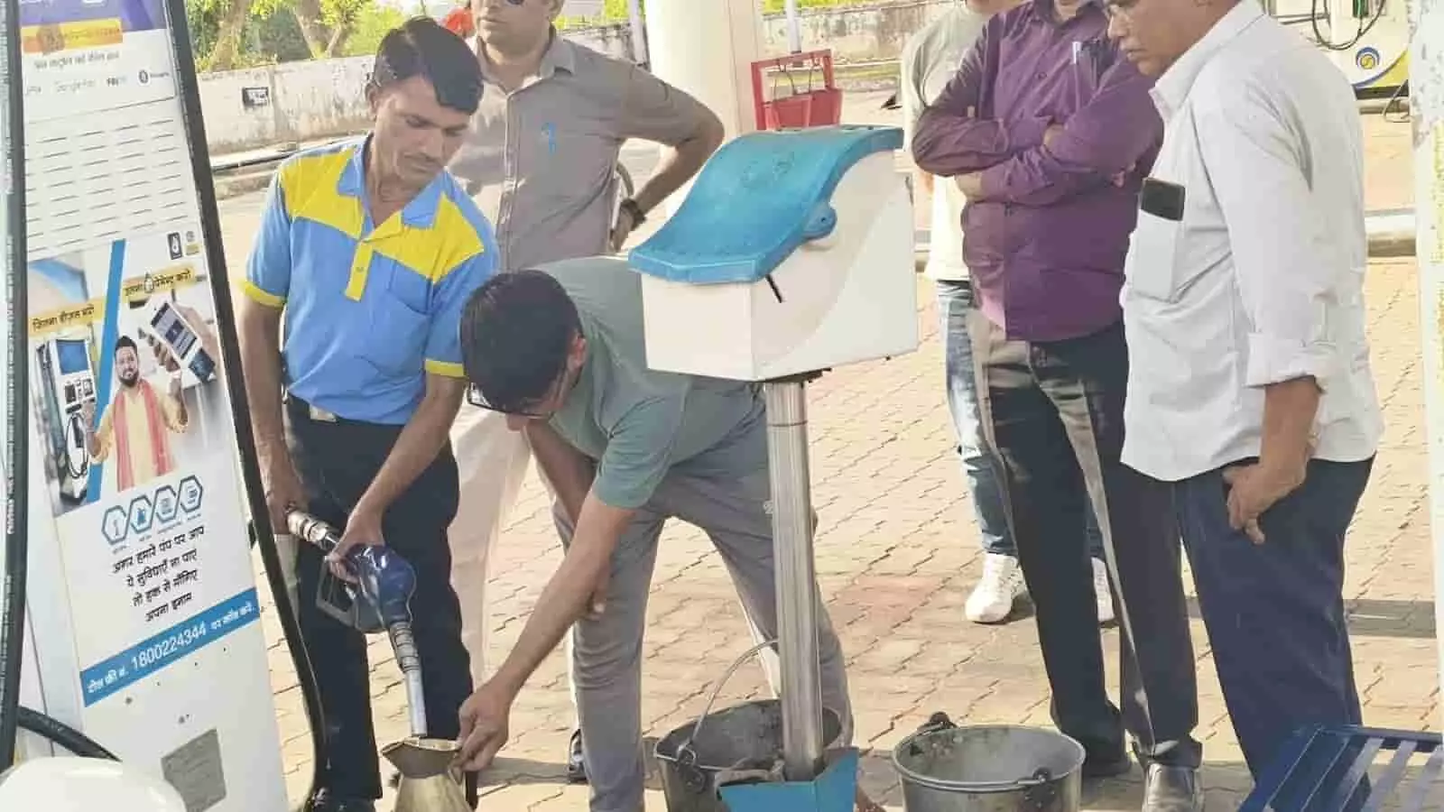 सवाई माधोपुर में विभागीय अधिकारी पेट्रोल पंप पर नोजल से ईंधन माप की जांच कर रहे हैं।