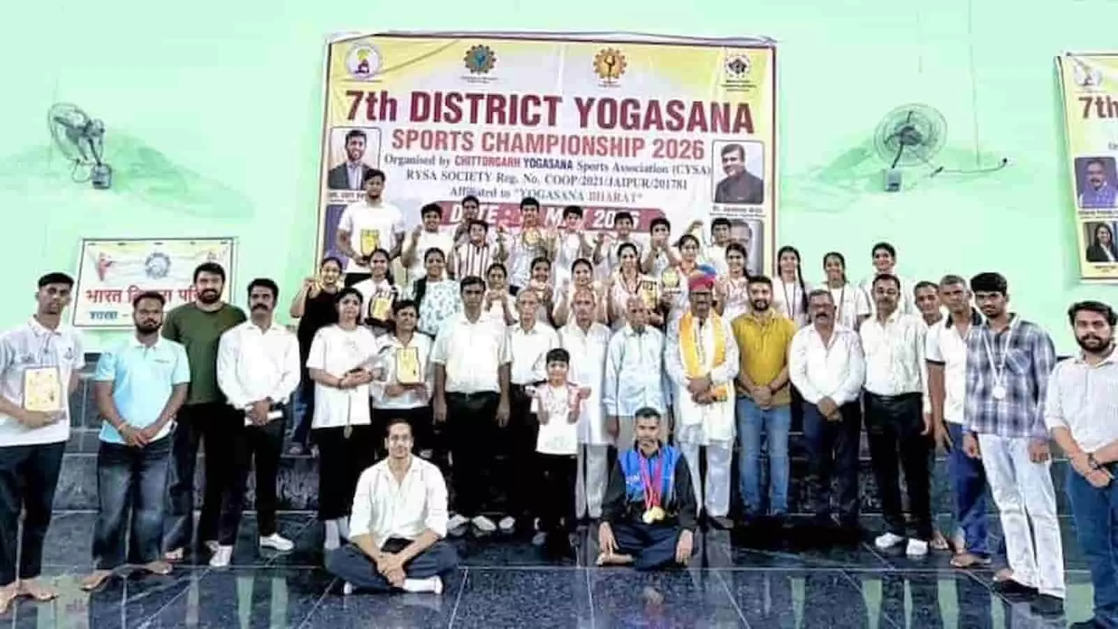 चित्तौड़गढ़ के इंदिरा गांधी स्टेडियम हॉल में 7वीं जिला स्तरीय योगासन प्रतियोगिता के विजेता खिलाड़ी मेडल और ट्रॉफी के साथ मंच पर खड़े हैं। चित्तौड़गढ़ के इंदिरा गांधी स्टेडियम हॉल में 7वीं जिला स्तरीय योगासन प्रतियोगिता के विजेता खिलाड़ी मेडल और ट्रॉफी के साथ मंच पर खड़े हैं।