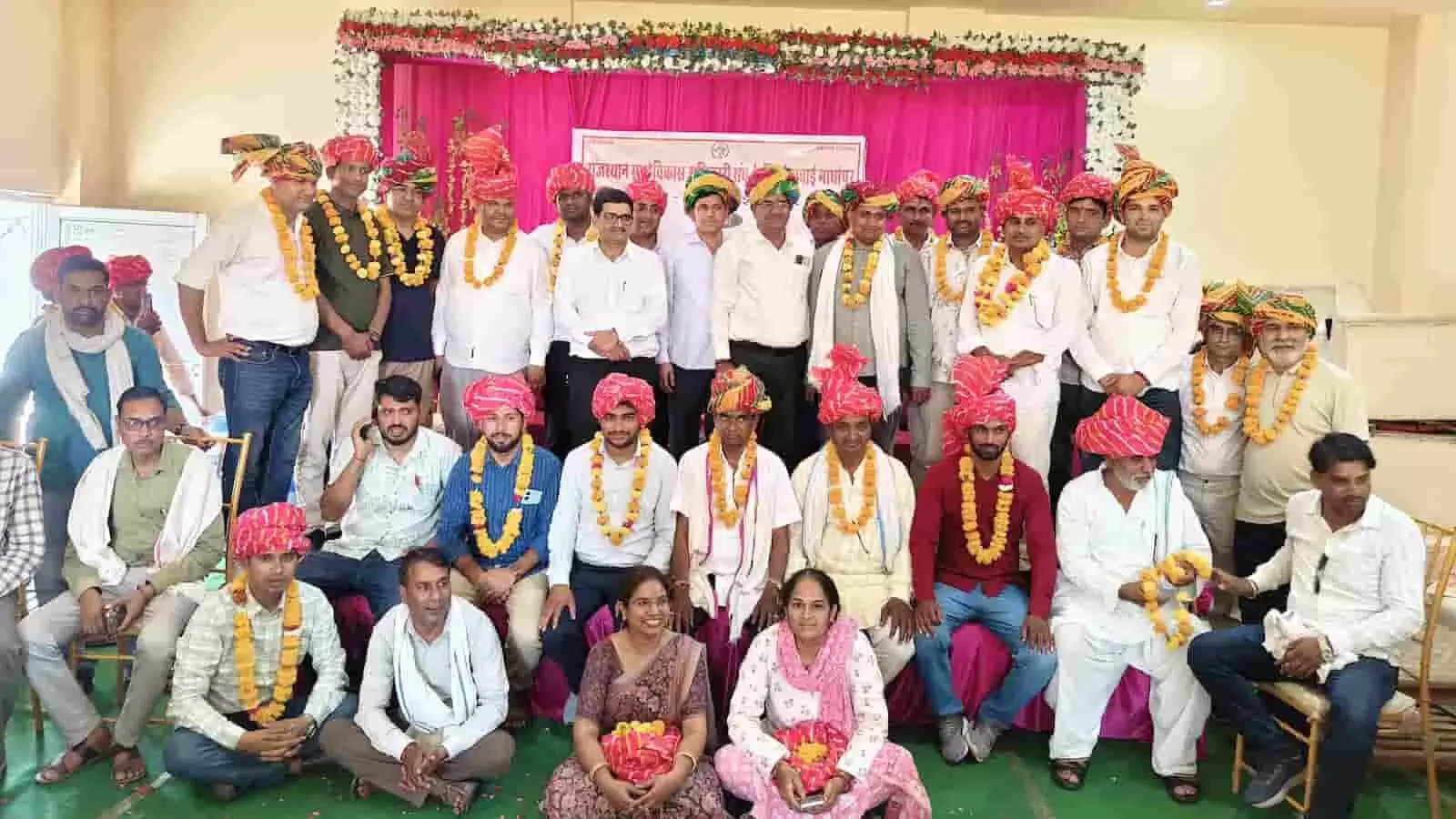 सवाई माधोपुर में ग्राम विकास अधिकारी संघ के नवनिर्वाचित जिलाध्यक्ष जगराम मीणा और अन्य पदाधिकारी सामूहिक चित्र में।