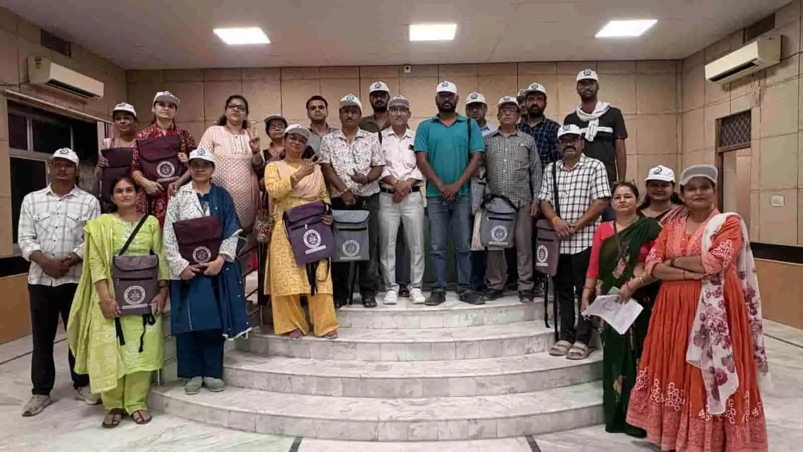चित्तौड़गढ़ में राष्ट्रीय जनगणना कार्य की शुरुआत पर किट बैग और टोपी पहने प्रगणक दल की सामूहिक तस्वीर। चित्तौड़गढ़ में राष्ट्रीय जनगणना कार्य की शुरुआत पर किट बैग और टोपी पहने प्रगणक दल की सामूहिक तस्वीर।