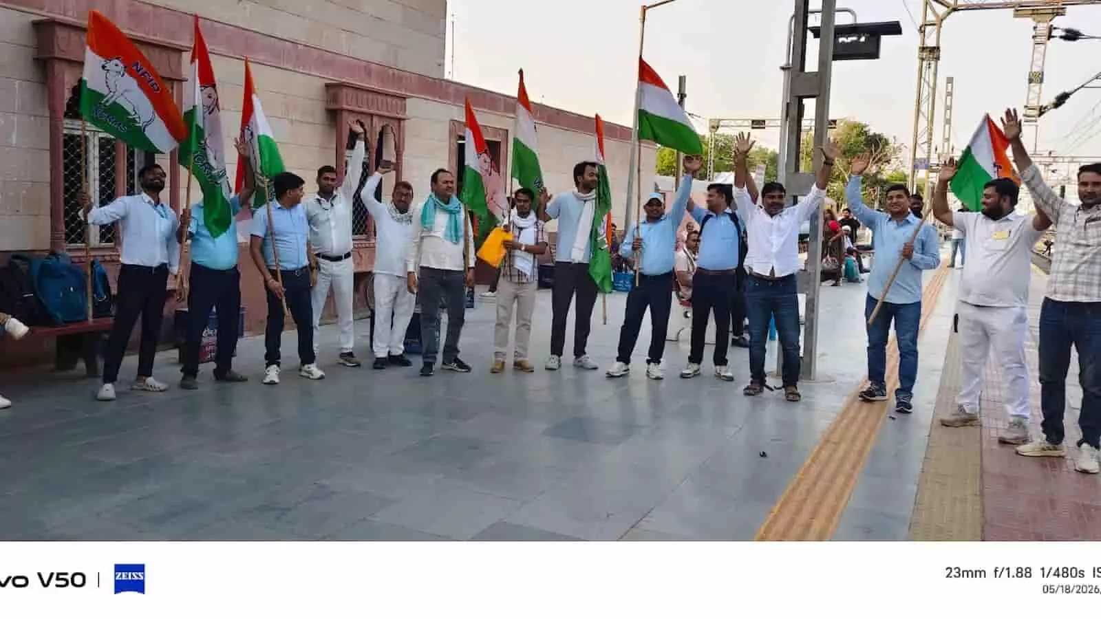 गंगापुर सिटी रेलवे स्टेशन पर हाथों में झंडे लेकर विरोध प्रदर्शन करते रेलवे कर्मचारी और मजदूर संघ के सदस्य। गंगापुर सिटी रेलवे स्टेशन पर हाथों में झंडे लेकर विरोध प्रदर्शन करते रेलवे कर्मचारी और मजदूर संघ के सदस्य।