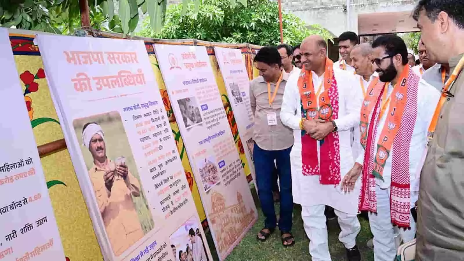 चित्तौड़गढ़ में भाजपा प्रशिक्षण वर्ग के दौरान सांसद सीपी जोशी और अन्य नेता विकास प्रदर्शनी देखते हुए। चित्तौड़गढ़ में भाजपा प्रशिक्षण वर्ग के दौरान सांसद सीपी जोशी और अन्य नेता विकास प्रदर्शनी देखते हुए।