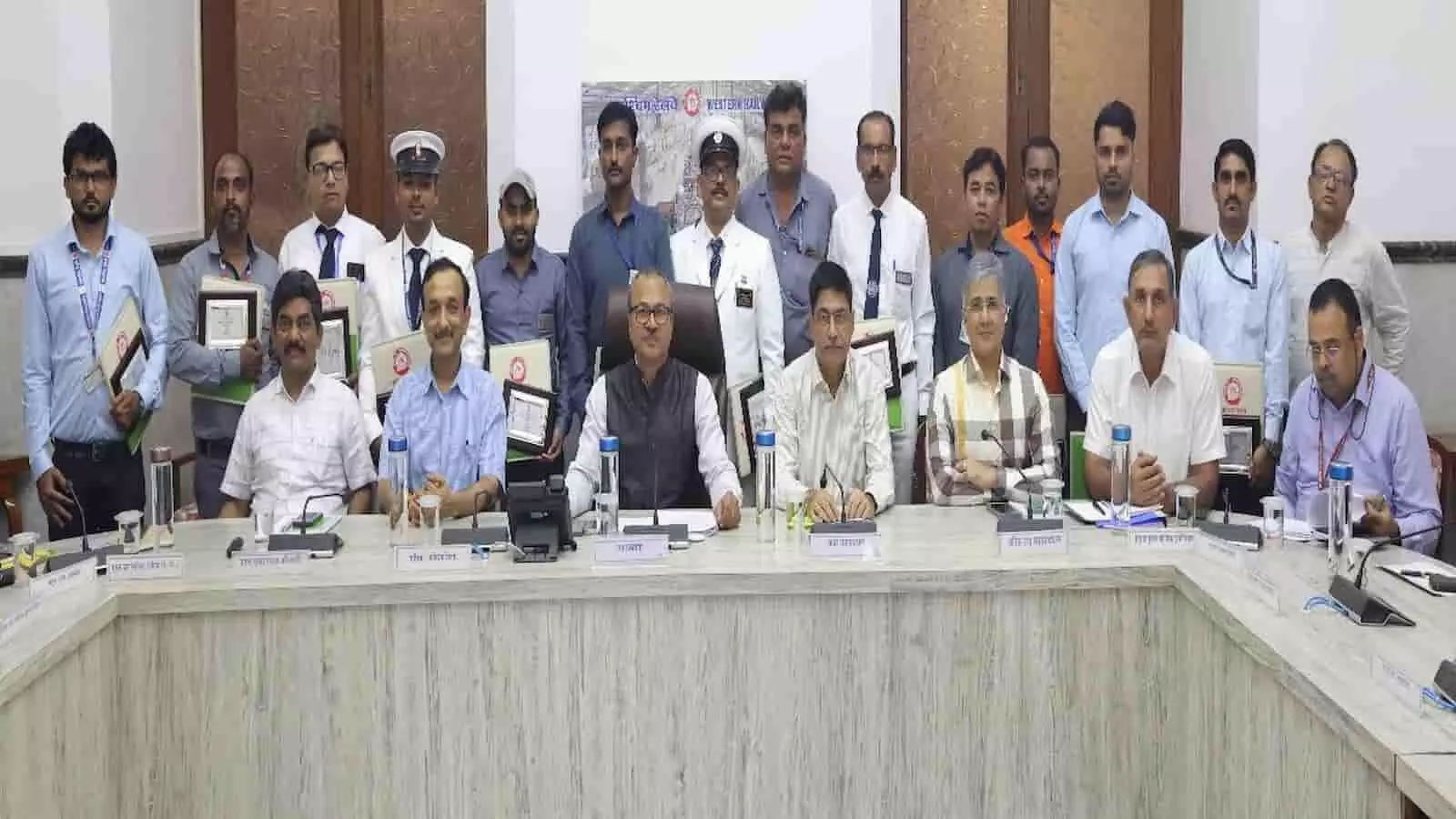 पश्चिम रेलवे मुख्यालय में अधिकारियों के साथ सुरक्षा पुरस्कार प्राप्त कर्मचारी सामूहिक चित्र में दिखाई दे रहे हैं। पश्चिम रेलवे मुख्यालय में अधिकारियों के साथ सुरक्षा पुरस्कार प्राप्त कर्मचारी सामूहिक चित्र में दिखाई दे रहे हैं।