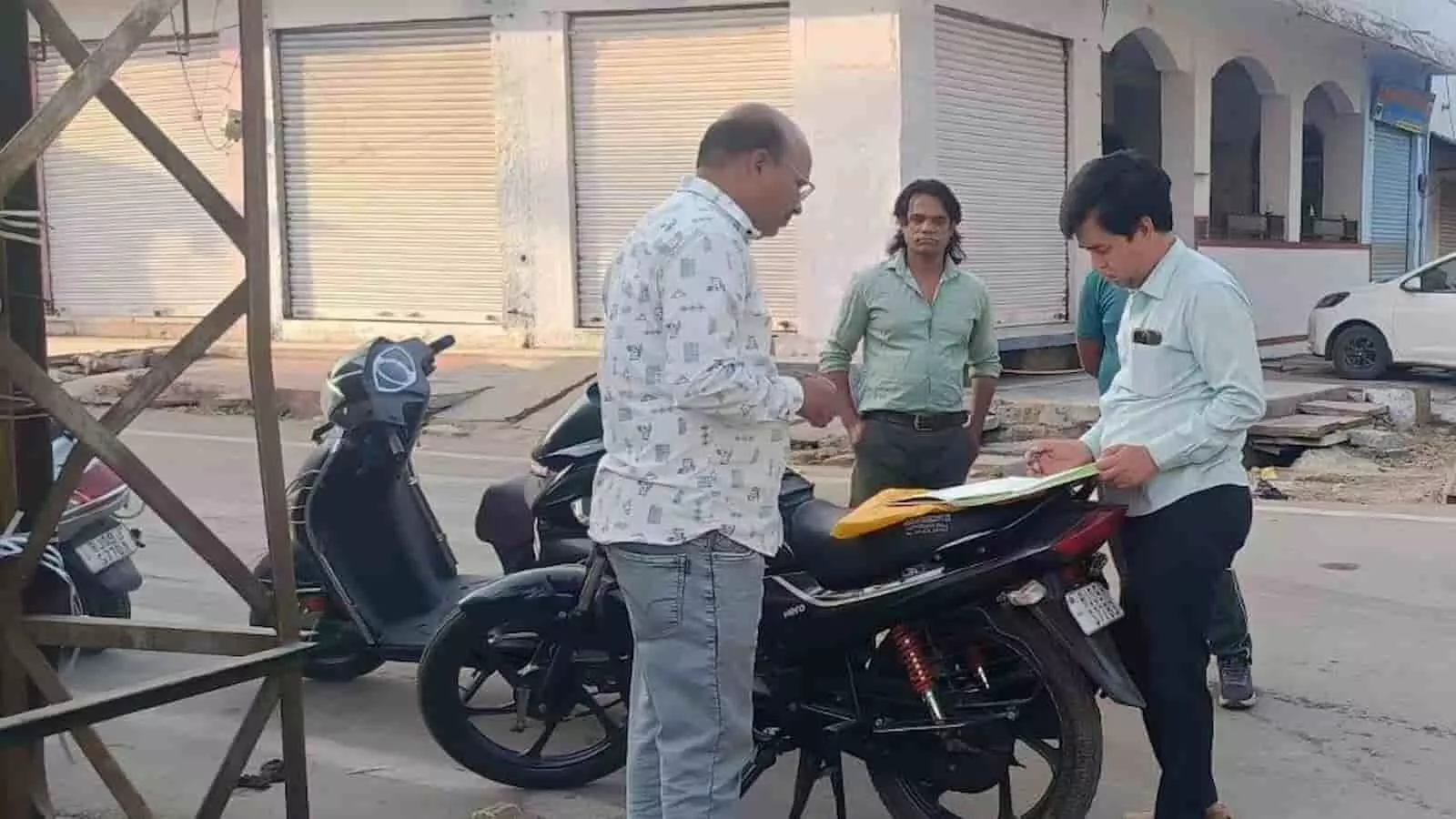 चित्तौड़गढ़ में नगर परिषद अधिकारी द्वारा सड़क पर खड़ी मोटरसाइकिल के पास सफाई व्यवस्था का निरीक्षण करते हुए। चित्तौड़गढ़ में नगर परिषद अधिकारी द्वारा सड़क पर खड़ी मोटरसाइकिल के पास सफाई व्यवस्था का निरीक्षण करते हुए।