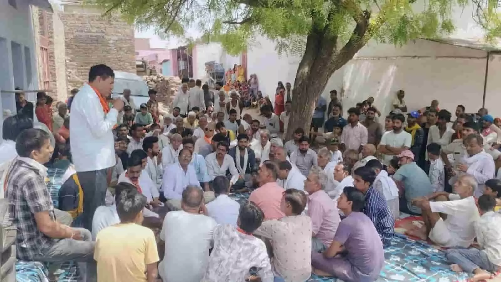 बारां के गऊघाट मंडल में पेड़ के नीचे बैठे ग्रामीणों को संबोधित करते विधायक राधेश्याम बेरवा। बारां के गऊघाट मंडल में पेड़ के नीचे बैठे ग्रामीणों को संबोधित करते विधायक राधेश्याम बेरवा।