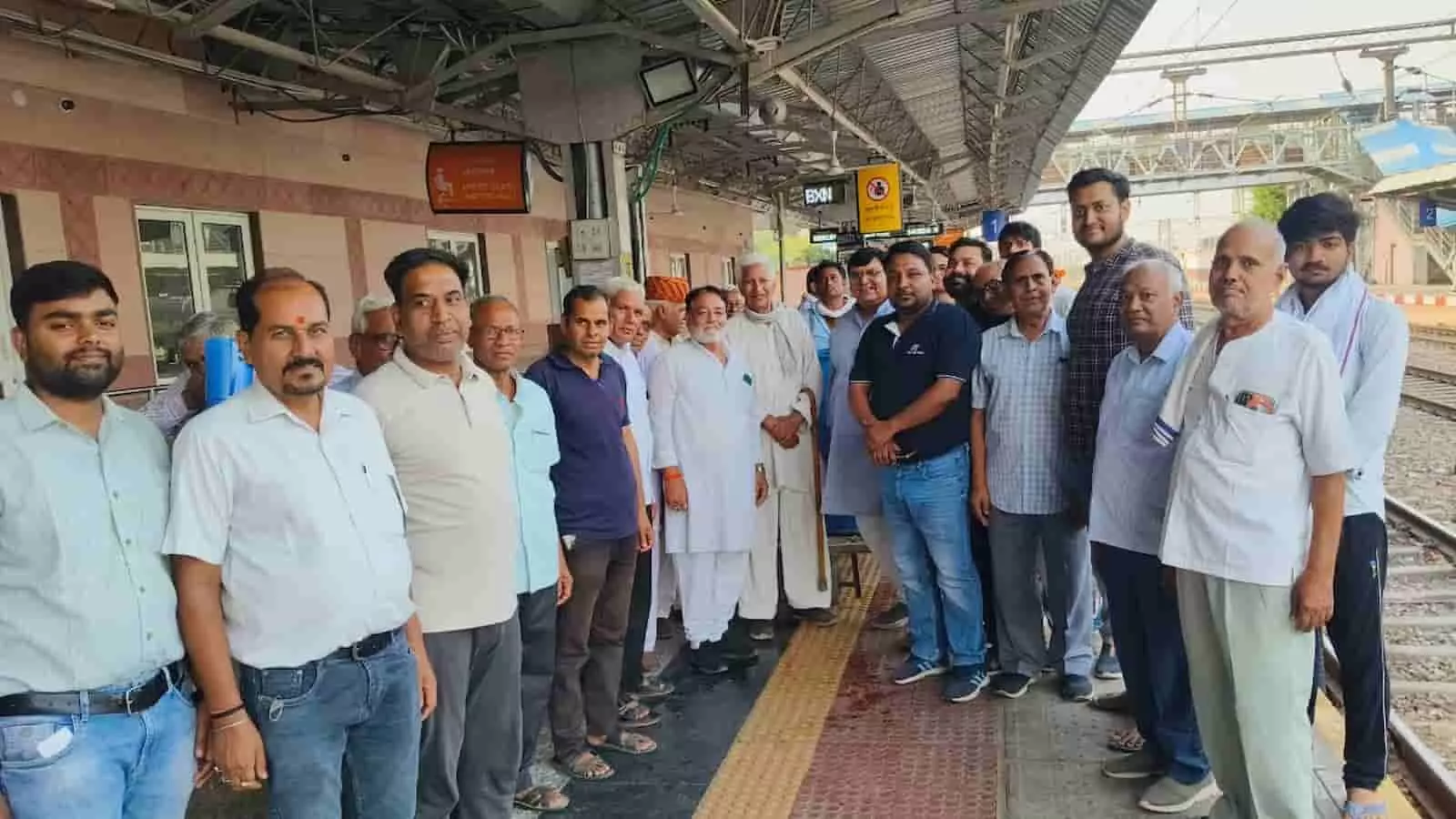 बयाना रेलवे स्टेशन के प्लेटफॉर्म पर उद्घाटन समारोह के दौरान खड़े समिति के सदस्य और स्थानीय नागरिक। बयाना रेलवे स्टेशन के प्लेटफॉर्म पर उद्घाटन समारोह के दौरान खड़े समिति के सदस्य और स्थानीय नागरिक।