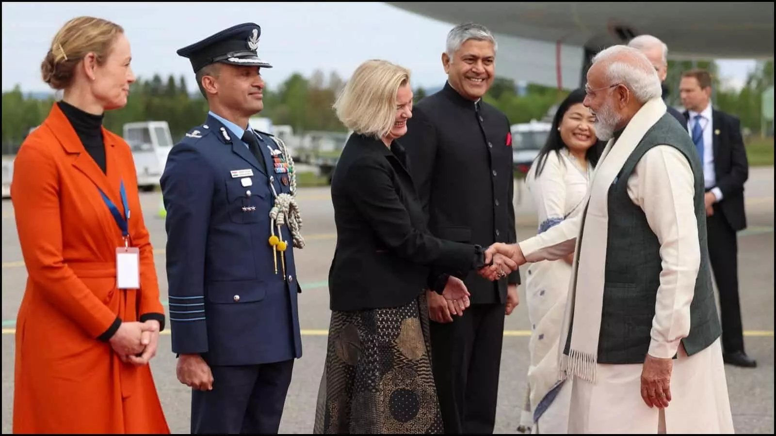ओस्लो हवाई अड्डे पर प्रधानमंत्री नरेंद्र मोदी का स्वागत करते हुए नॉर्वे के प्रतिनिधि। ओस्लो हवाई अड्डे पर प्रधानमंत्री नरेंद्र मोदी का स्वागत करते हुए नॉर्वे के प्रतिनिधि।