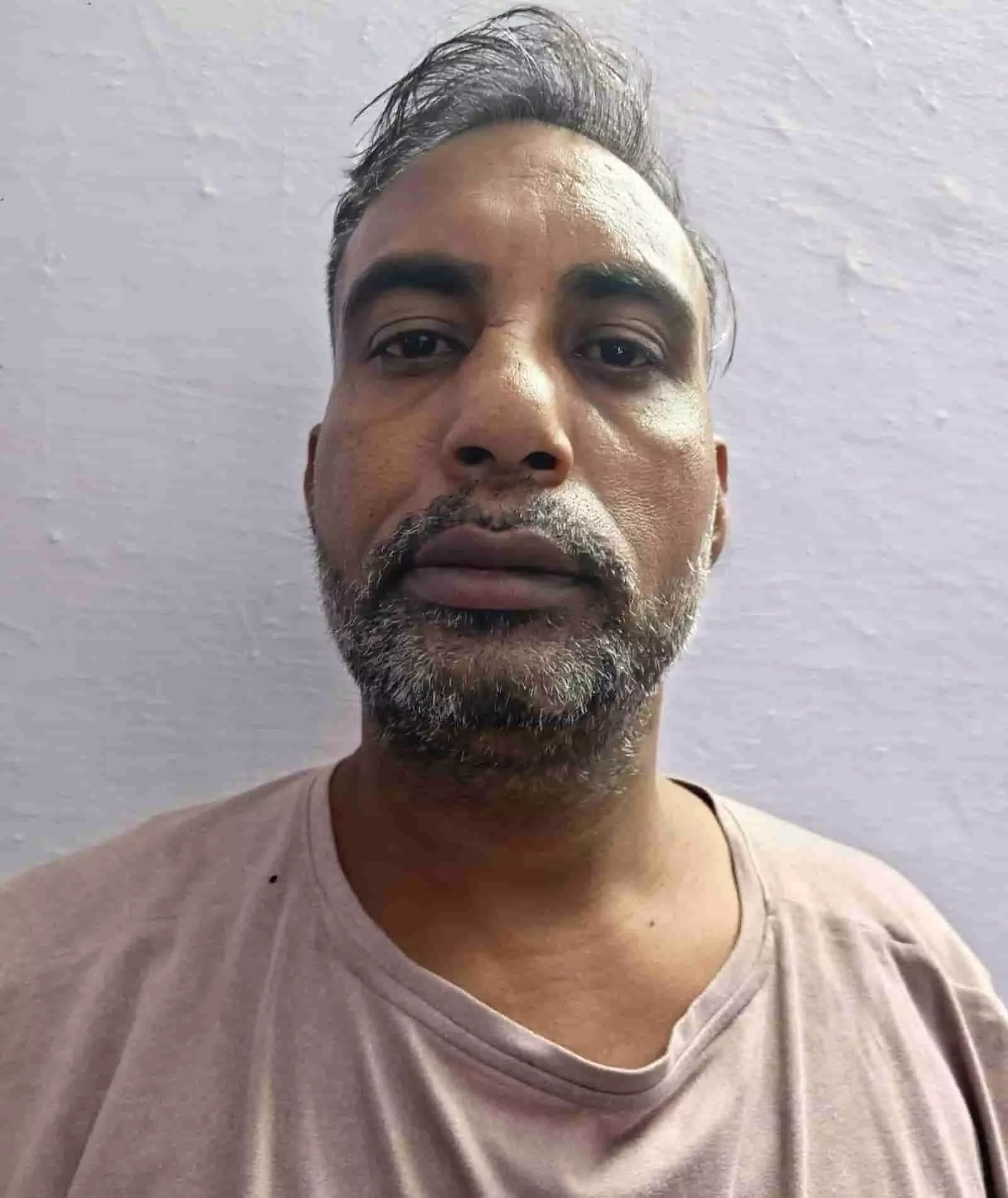 पुलिस हिरासत में खड़ा कमल राणा का सहयोगी आरोपी रविन्द्र कुमार उर्फ मोनू पंजाबी। पुलिस हिरासत में खड़ा कमल राणा का सहयोगी आरोपी रविन्द्र कुमार उर्फ मोनू पंजाबी।