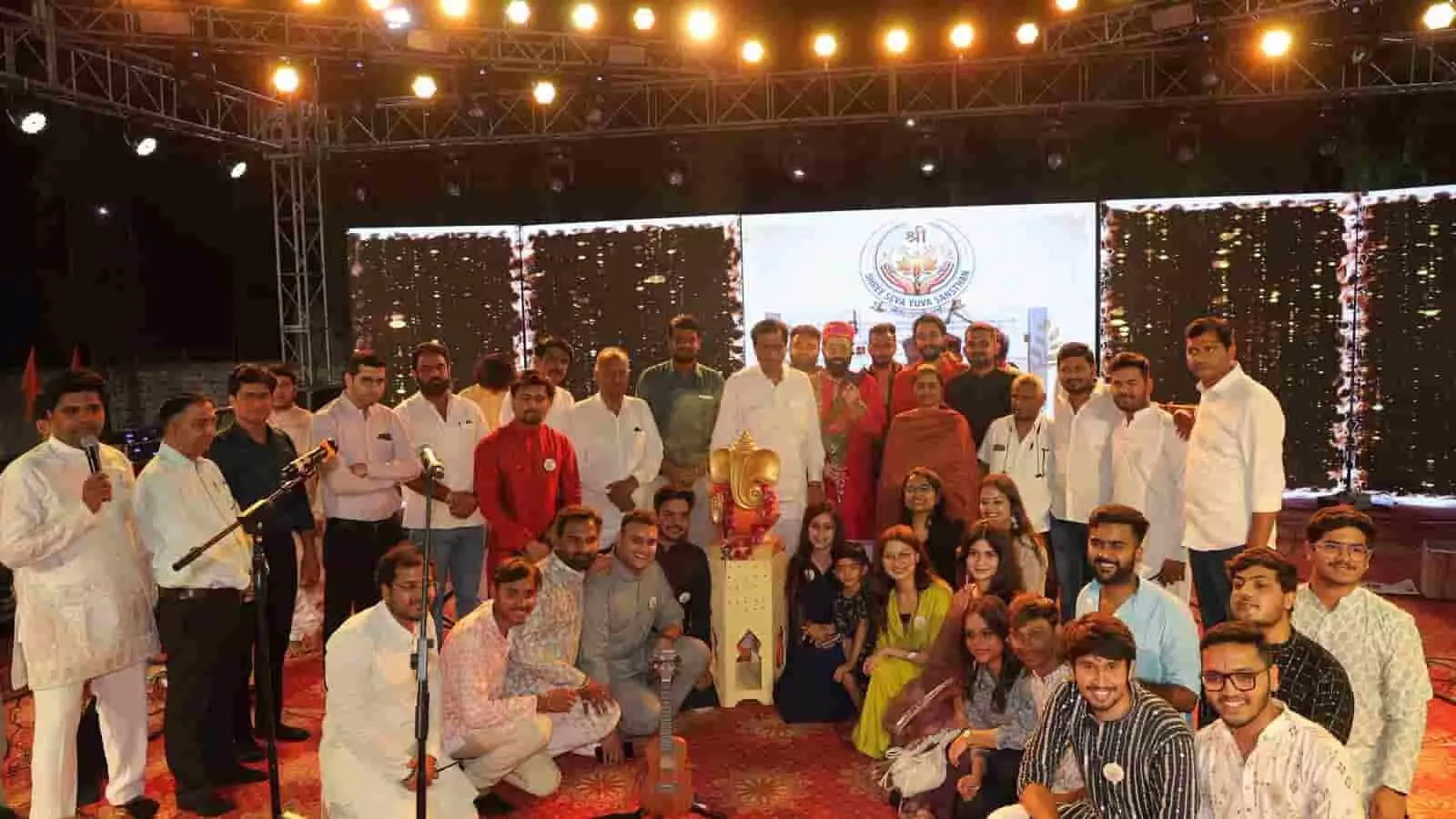 निम्बाहेड़ा में आयोजित भजन जैमिंग नाइट के दौरान मंच पर एकत्रित अतिथि और सेवा संस्थान के सदस्य। निम्बाहेड़ा में आयोजित भजन जैमिंग नाइट के दौरान मंच पर एकत्रित अतिथि और सेवा संस्थान के सदस्य।