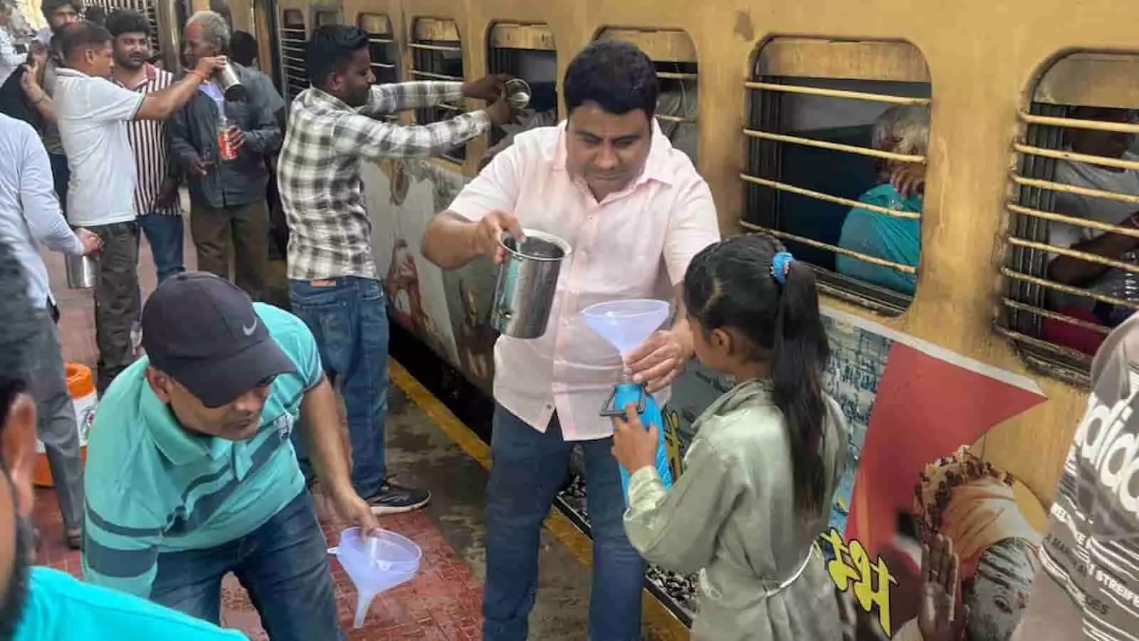रेलवे स्टेशन पर यात्रियों को कीप की सहायता से ठंडा जल पिलाते सेवाभावी कार्यकर्ता। रेलवे स्टेशन पर यात्रियों को कीप की सहायता से ठंडा जल पिलाते सेवाभावी कार्यकर्ता।