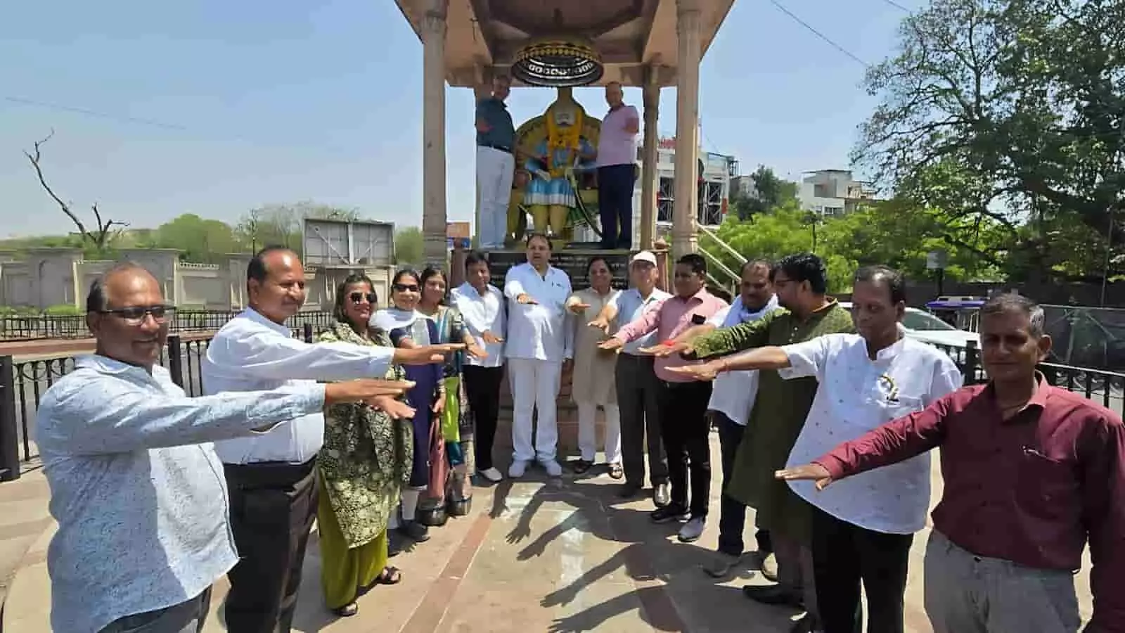 अग्रसेन चौराहे पर अग्रवाल सेवा उत्थान सेवा समिति के सदस्य ऊर्जा संरक्षण की शपथ लेते हुए। अग्रसेन चौराहे पर अग्रवाल सेवा उत्थान सेवा समिति के सदस्य ऊर्जा संरक्षण की शपथ लेते हुए।