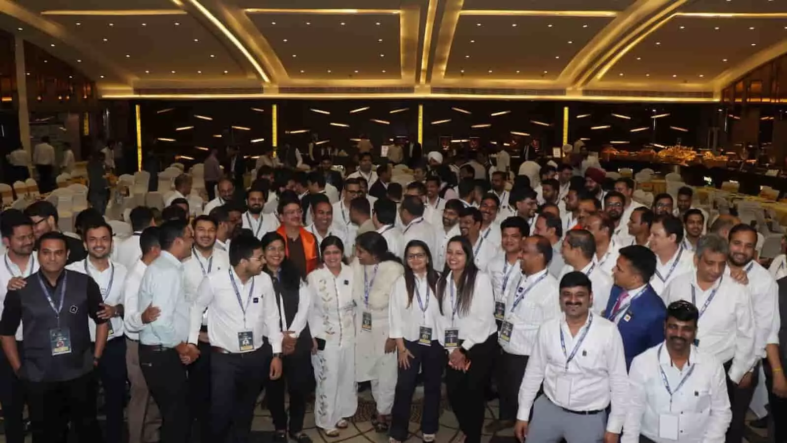 कोटा के बिजनेस कॉन्क्लेव में समूह फोटो के लिए खड़े एसएसआई एसोसिएशन के सदस्य और उद्यमी। कोटा के बिजनेस कॉन्क्लेव में समूह फोटो के लिए खड़े एसएसआई एसोसिएशन के सदस्य और उद्यमी।