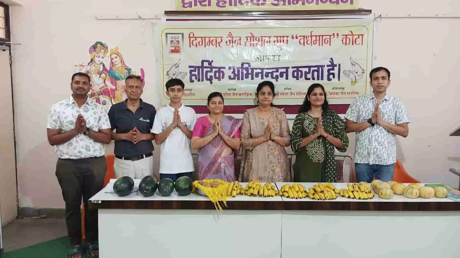 कोटा के राजकीय वृद्धाश्रम में दिगंबर जैन सोशल ग्रुप के सदस्य मेज पर रखे फल के साथ खड़े हैं। कोटा के राजकीय वृद्धाश्रम में दिगंबर जैन सोशल ग्रुप के सदस्य मेज पर रखे फल के साथ खड़े हैं।