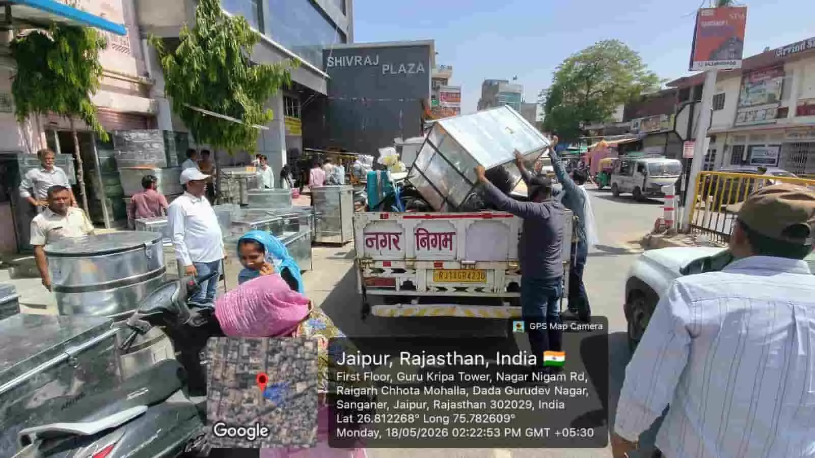 जयपुर के सांगानेर में सड़क किनारे से जब्त किया गया अतिक्रमण का सामान सरकारी वाहन में लोड करते नगर निगम कर्मचारी।