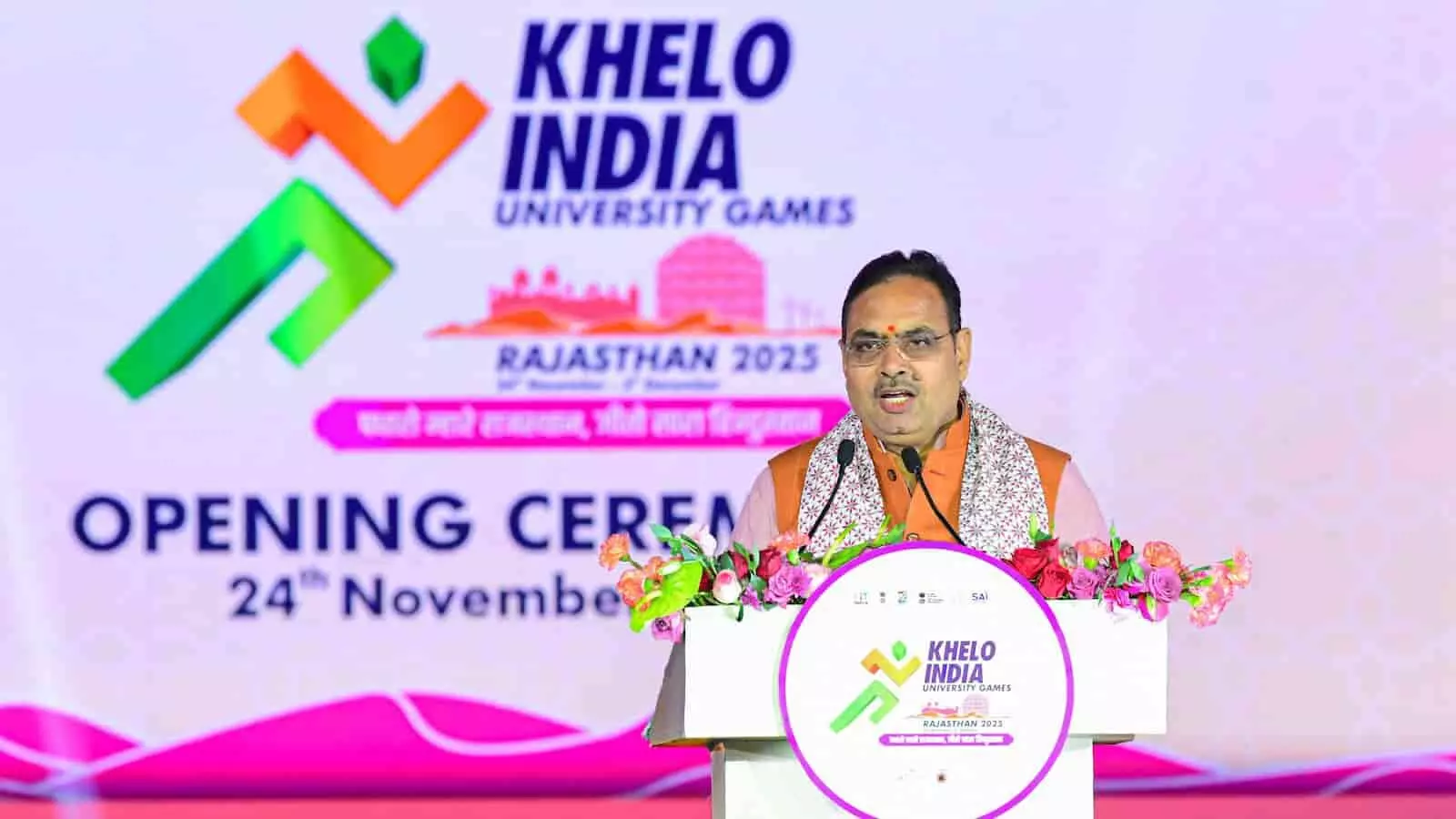 खेलो इंडिया यूनिवर्सिटी गेम्स के मंच पर भाषण देते हुए मुख्यमंत्री भजनलाल शर्मा जयपुर में खेल योजना संदर्भ में।