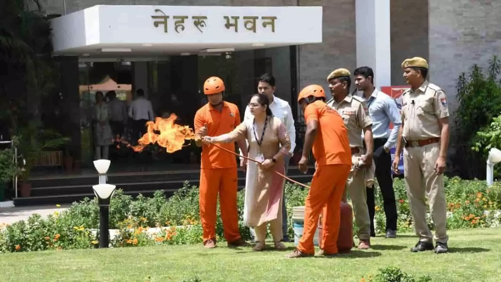 जयपुर के नेहरू भवन के बाहर एसडीआरएफ जवान की देखरेख में महिला अधिकारी गैस सिलेंडर की आग बुझाना सीख रही हैं। जयपुर के नेहरू भवन के बाहर एसडीआरएफ जवान की देखरेख में महिला अधिकारी गैस सिलेंडर की आग बुझाना सीख रही हैं।