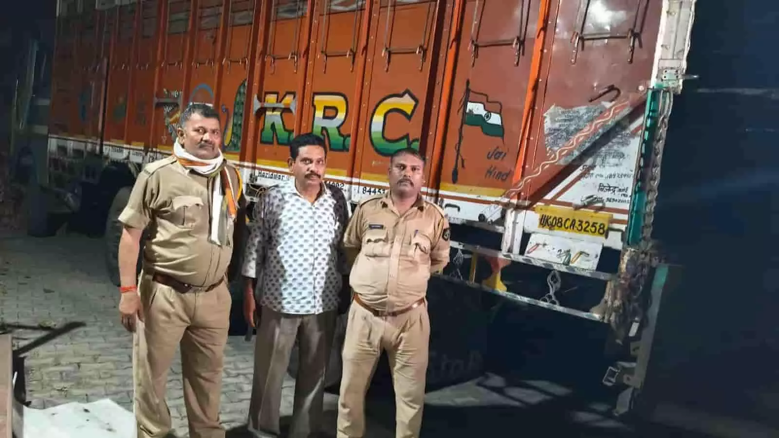 कोटा में आबकारी विभाग की टीम पकड़े गए अवैध शराब के ट्रक के पास खड़ी है। कोटा में आबकारी विभाग की टीम पकड़े गए अवैध शराब के ट्रक के पास खड़ी है।