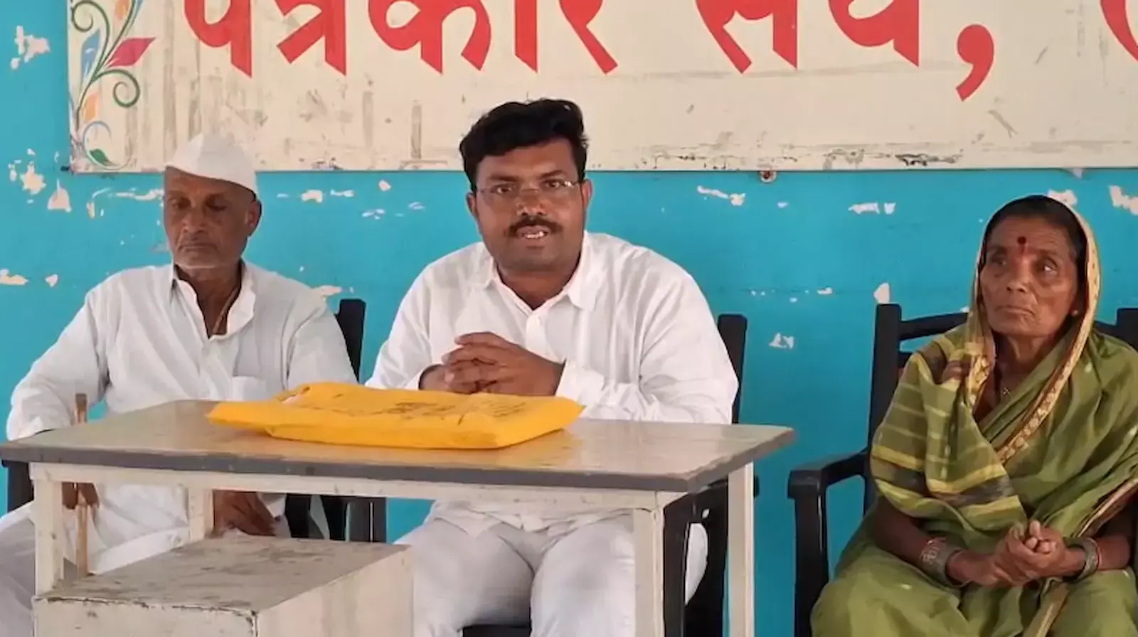 लातूर के पत्रकार भवन में प्रेस कॉन्फ्रेंस के दौरान जमीन विवाद की जानकारी देते पीड़ित दहिरे परिवार के सदस्य। लातूर के पत्रकार भवन में प्रेस कॉन्फ्रेंस के दौरान जमीन विवाद की जानकारी देते पीड़ित दहिरे परिवार के सदस्य।