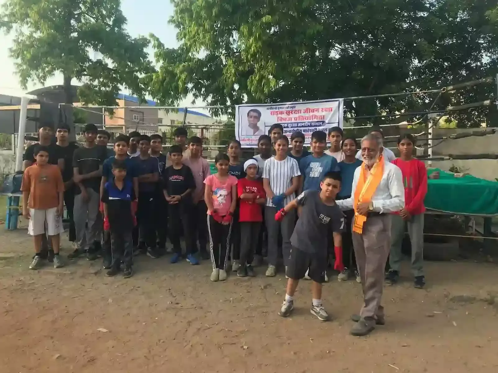 संगीत कला केन्द्र भीलवाड़ा में सड़क सुरक्षा क्विज कांटेस्ट के विजेता बाक्सिंग खिलाड़ी और अतिथि। संगीत कला केन्द्र भीलवाड़ा में सड़क सुरक्षा क्विज कांटेस्ट के विजेता बाक्सिंग खिलाड़ी और अतिथि।