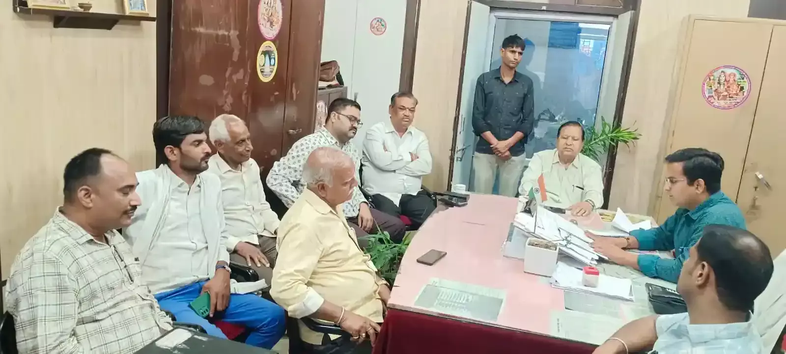 भीलवाड़ा नगर निगम में बैठक करते राजस्थान नगर पालिका फेडरेशन के अधिकारी और कर्मचारी प्रतिनिधि भीलवाड़ा नगर निगम में बैठक करते राजस्थान नगर पालिका फेडरेशन के अधिकारी और कर्मचारी प्रतिनिधि