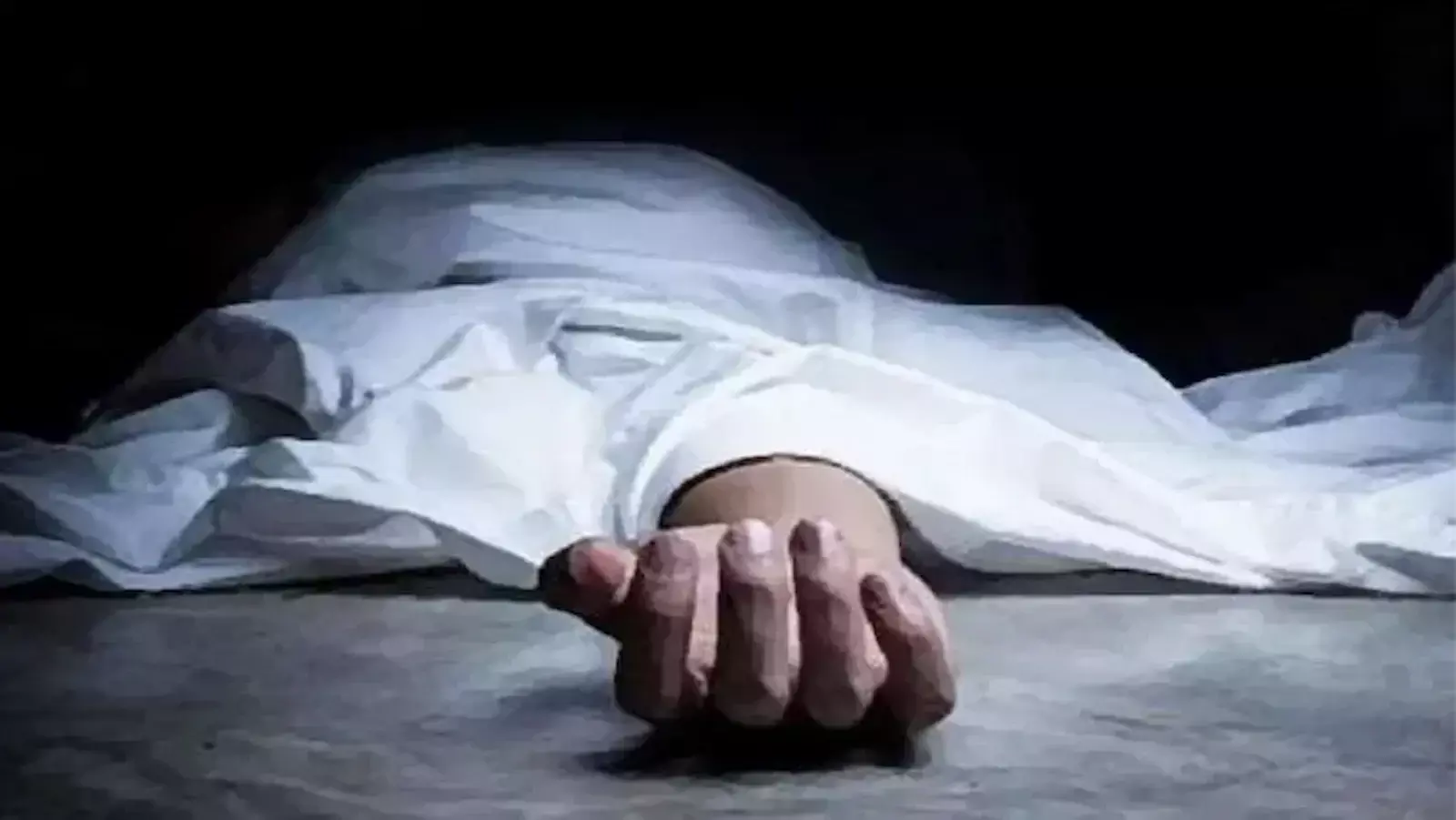 भीलवाड़ा जिला अस्पताल के बाहर खड़े पुर थाना पुलिस के जवान और मृतकों के परिजन। भीलवाड़ा जिला अस्पताल के बाहर खड़े पुर थाना पुलिस के जवान और मृतकों के परिजन।