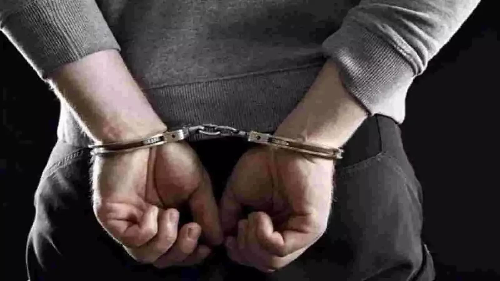 भीलवाड़ा की कोटड़ी थाना पुलिस की गिरफ्त में खड़े अफीम तस्करी के आरोपी। भीलवाड़ा की कोटड़ी थाना पुलिस की गिरफ्त में खड़े अफीम तस्करी के आरोपी।