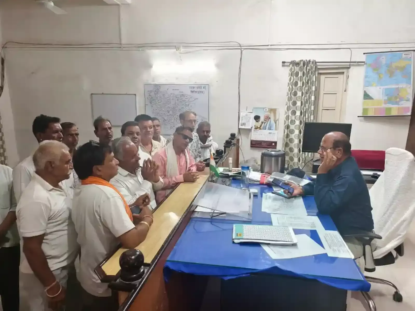 बेगूं में मोक्ष धाम के आम रास्ते पर अवैध अतिक्रमण के विरोध में प्रशासनिक अधिकारी को ज्ञापन सौंपते हुए ग्रामीण। बेगूं में मोक्ष धाम के आम रास्ते पर अवैध अतिक्रमण के विरोध में प्रशासनिक अधिकारी को ज्ञापन सौंपते हुए ग्रामीण।
