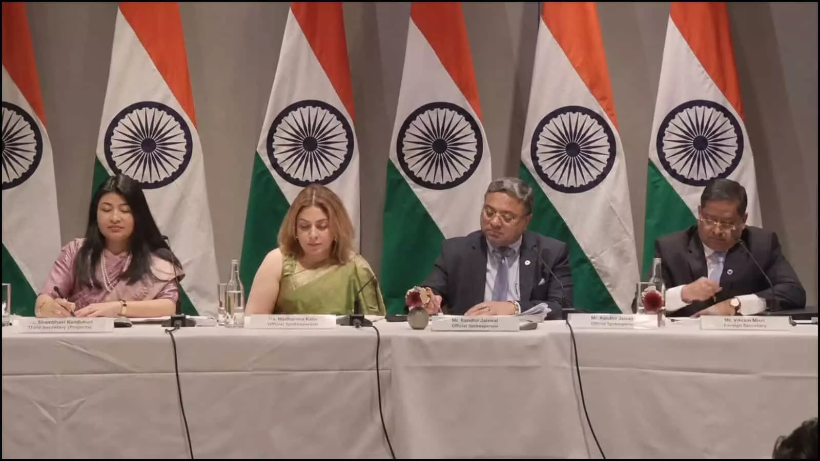 नॉर्वे में आयोजित आधिकारिक प्रेस कॉन्फ्रेंस के दौरान मेज पर बैठे भारतीय विदेश मंत्रालय के सचिव सिबी जॉर्ज और अन्य राजनयिक. नॉर्वे में आयोजित आधिकारिक प्रेस कॉन्फ्रेंस के दौरान मेज पर बैठे भारतीय विदेश मंत्रालय के सचिव सिबी जॉर्ज और अन्य राजनयिक.