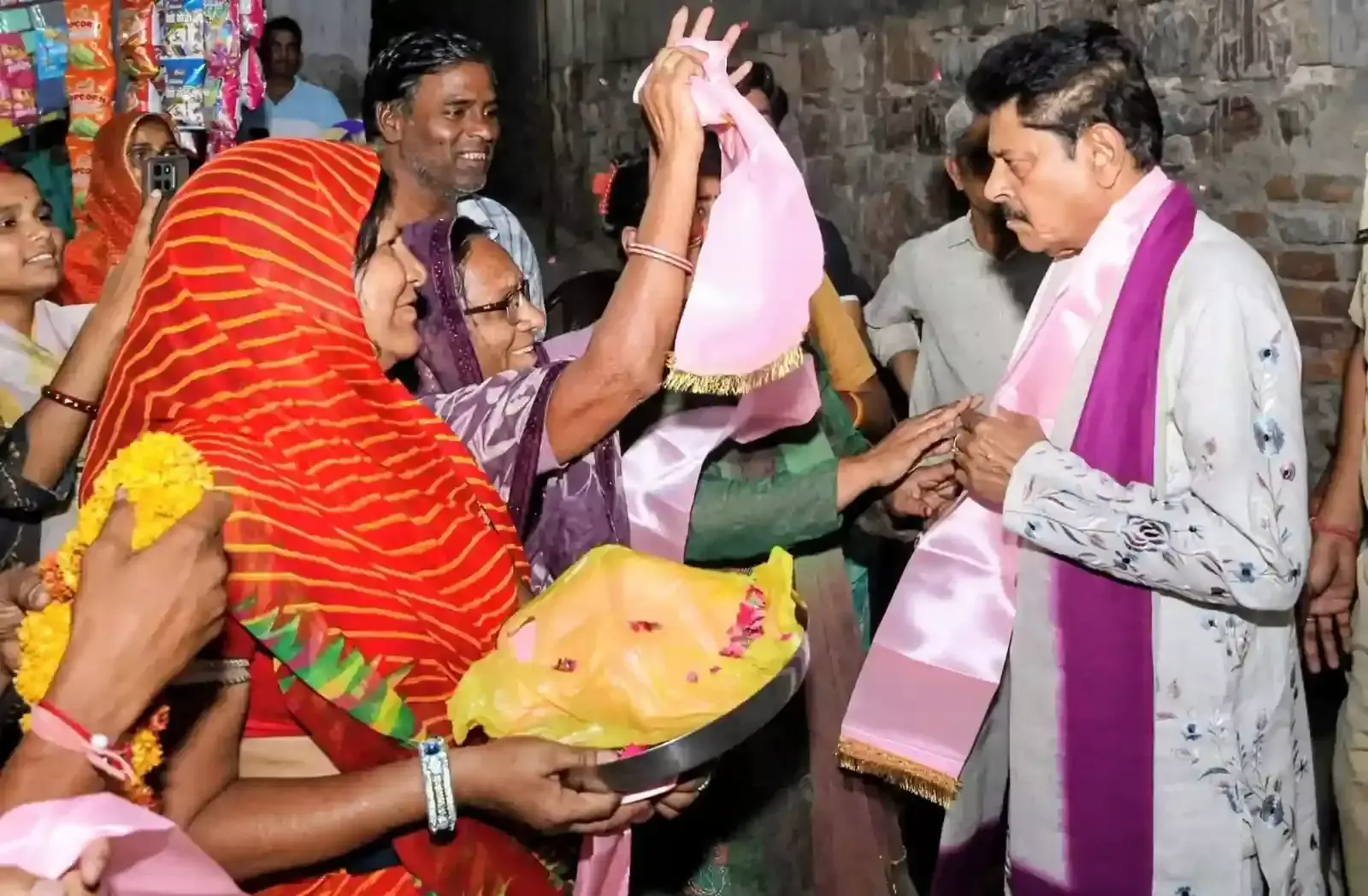 हरिपुरा वार्ड 40 में खुला रास्ता और मिठाई बांटकर खुशी मनाते लोग हरिपुरा वार्ड 40 में खुला रास्ता और मिठाई बांटकर खुशी मनाते लोग