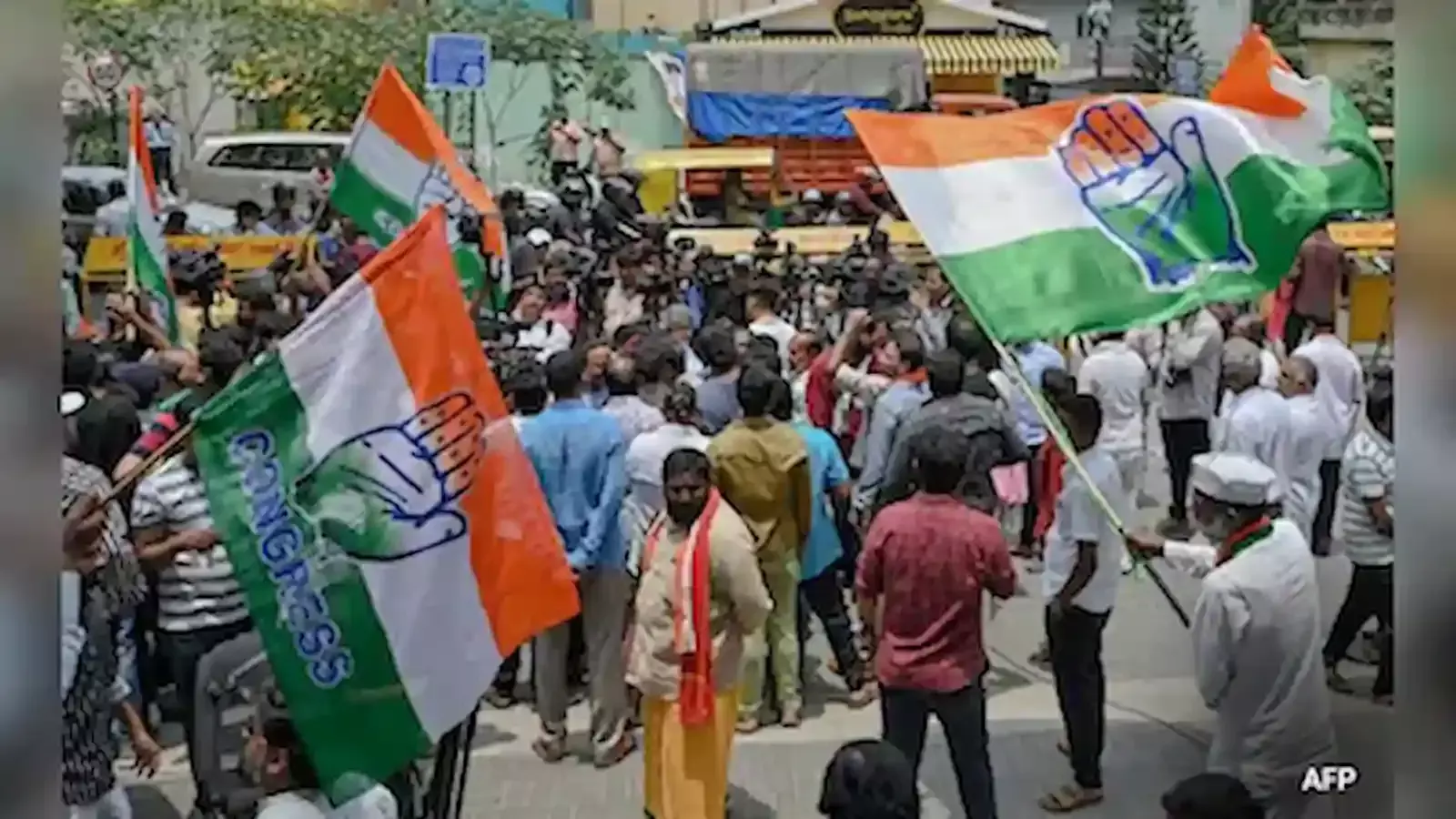 डीग में पेट्रोल डीजल की मूल्यवृद्धि के खिलाफ बैठक करते कांग्रेस नेता कुँवर गोरधन सिंह रीठौटी। डीग में पेट्रोल डीजल की मूल्यवृद्धि के खिलाफ बैठक करते कांग्रेस नेता कुँवर गोरधन सिंह रीठौटी।