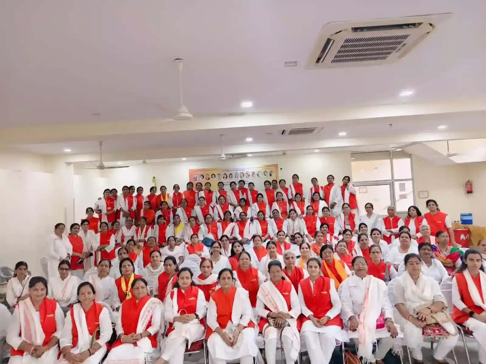 झालावाड़ में महिला पतंजलि योग समिति की राज्य स्तरीय कार्यशाला के दौरान योग प्रशिक्षण सत्र में भाग लेतीं महिलाएं। झालावाड़ में महिला पतंजलि योग समिति की राज्य स्तरीय कार्यशाला के दौरान योग प्रशिक्षण सत्र में भाग लेतीं महिलाएं।