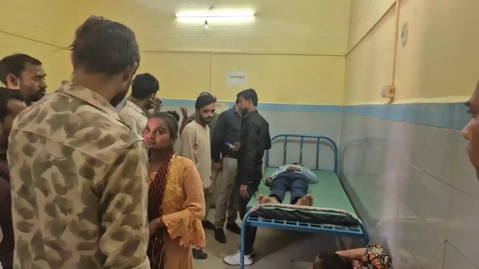 अलीगंज के मोहल्ला मेवाती में सड़क हादसे के बाद क्षतिग्रस्त बाइक और जांच करती पुलिस टीम। अलीगंज के मोहल्ला मेवाती में सड़क हादसे के बाद क्षतिग्रस्त बाइक और जांच करती पुलिस टीम।