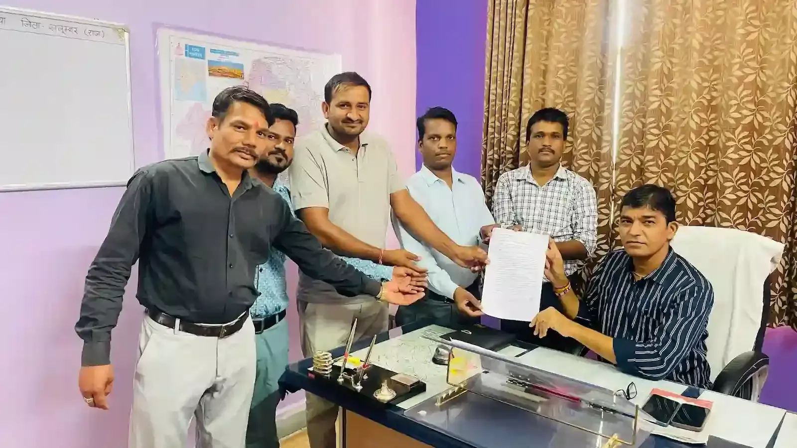 लसाडिया उपखण्ड कार्यालय में अधिकारी को ज्ञापन सौंपते राजस्व मंत्रालयिक कर्मचारी महासंघ के सदस्य। लसाडिया उपखण्ड कार्यालय में अधिकारी को ज्ञापन सौंपते राजस्व मंत्रालयिक कर्मचारी महासंघ के सदस्य।
