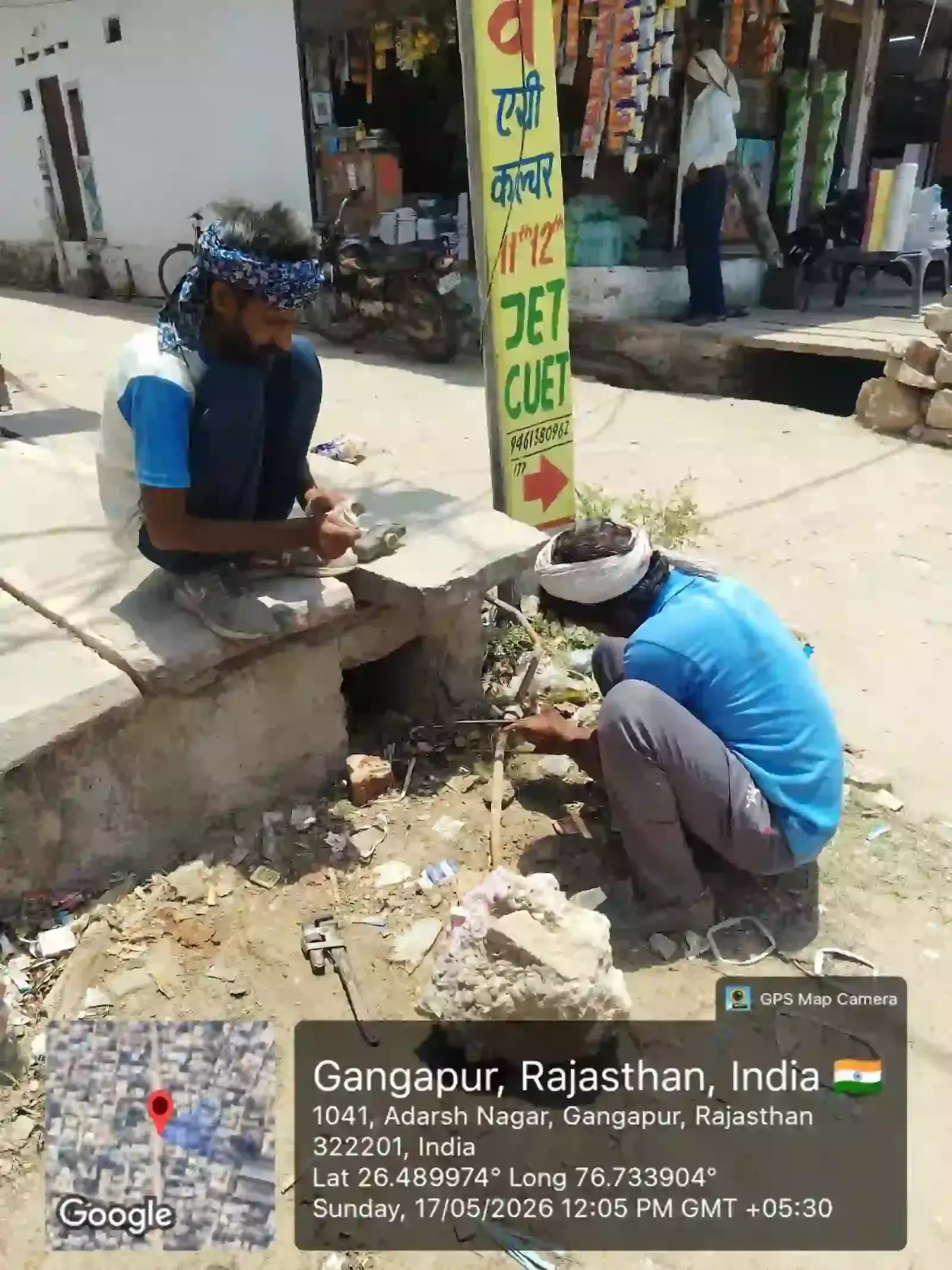 गंगापुर सिटी के मूर्ति मोहल्ला में जलदाय विभाग के कर्मचारी पाइप लाइन से अवैध जल कनेक्शन हटा रहे हैं। गंगापुर सिटी के मूर्ति मोहल्ला में जलदाय विभाग के कर्मचारी पाइप लाइन से अवैध जल कनेक्शन हटा रहे हैं।