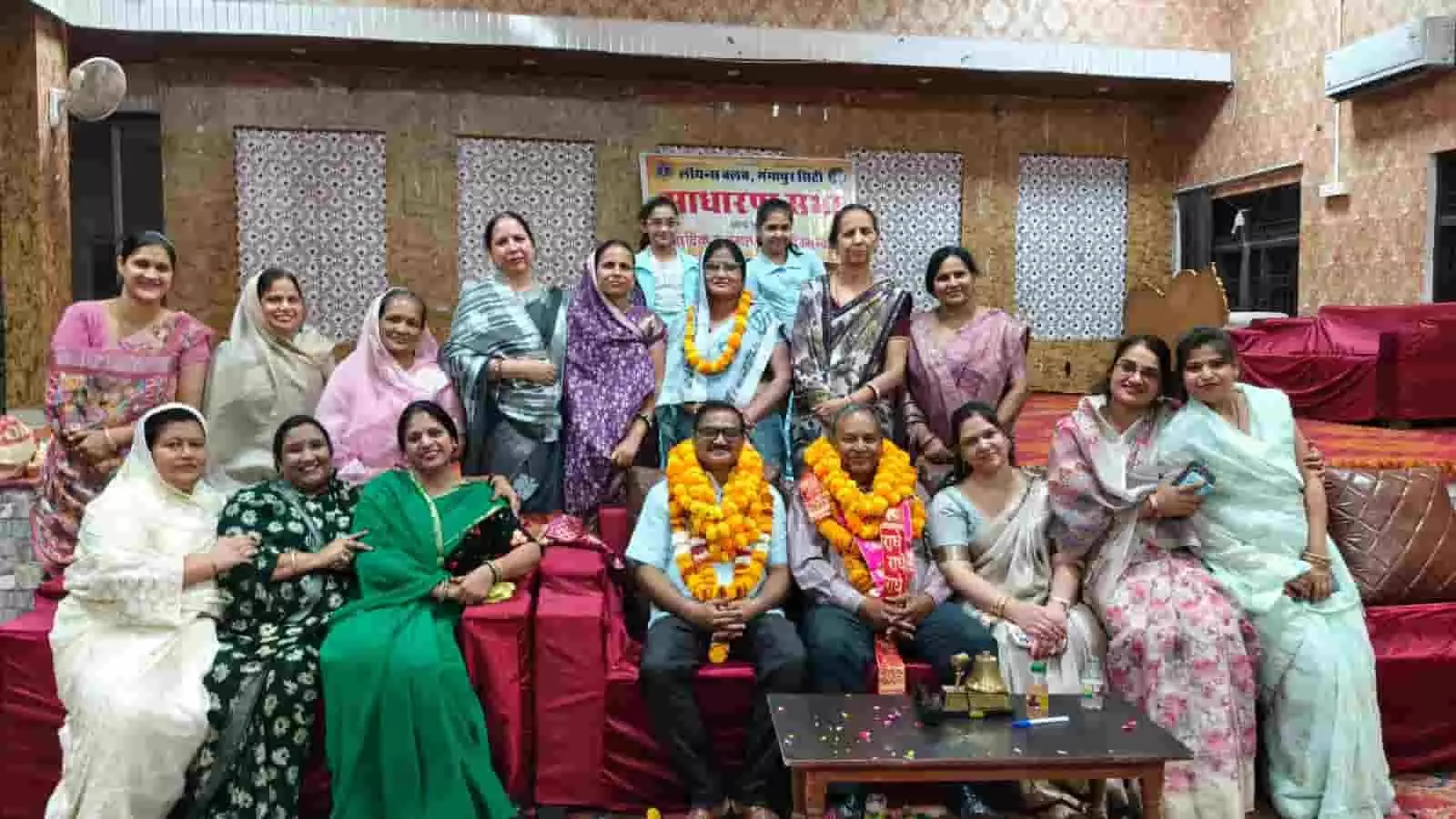गंगापुर सिटी में लायंस क्लब की साधारण सभा के दौरान नई कार्यकारिणी के सदस्य मंच पर उपस्थित हैं। गंगापुर सिटी में लायंस क्लब की साधारण सभा के दौरान नई कार्यकारिणी के सदस्य मंच पर उपस्थित हैं।