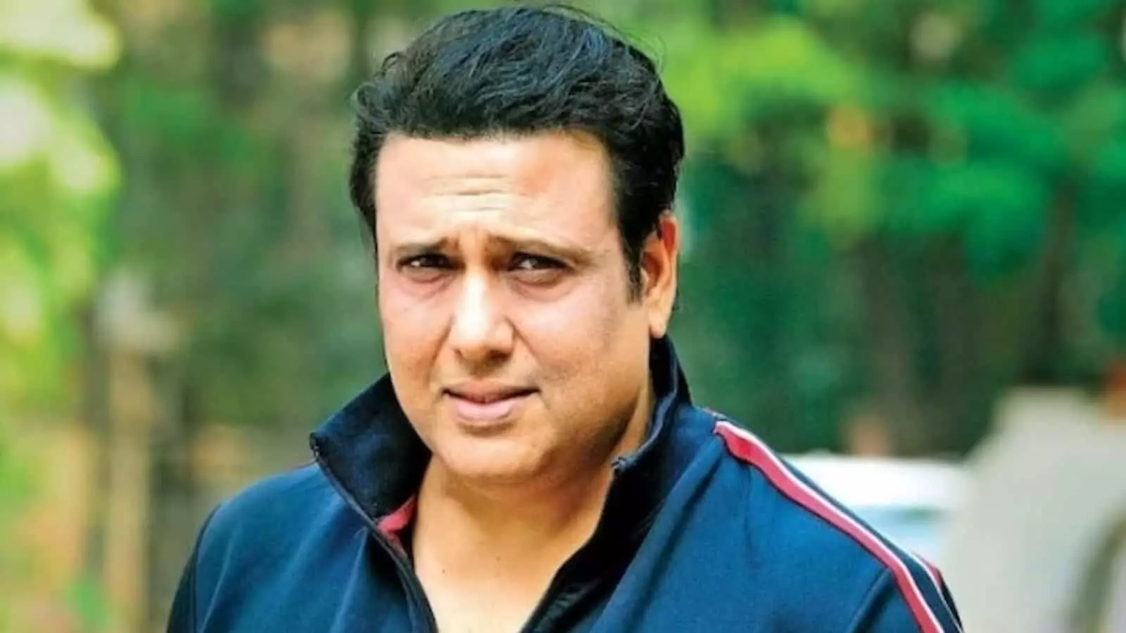 गहरे नीले रंग की जैकेट पहने हुए अभिनेता गोविंदा की मुंबई में एक कार्यक्रम के दौरान ली गई तस्वीर। गहरे नीले रंग की जैकेट पहने हुए अभिनेता गोविंदा की मुंबई में एक कार्यक्रम के दौरान ली गई तस्वीर।